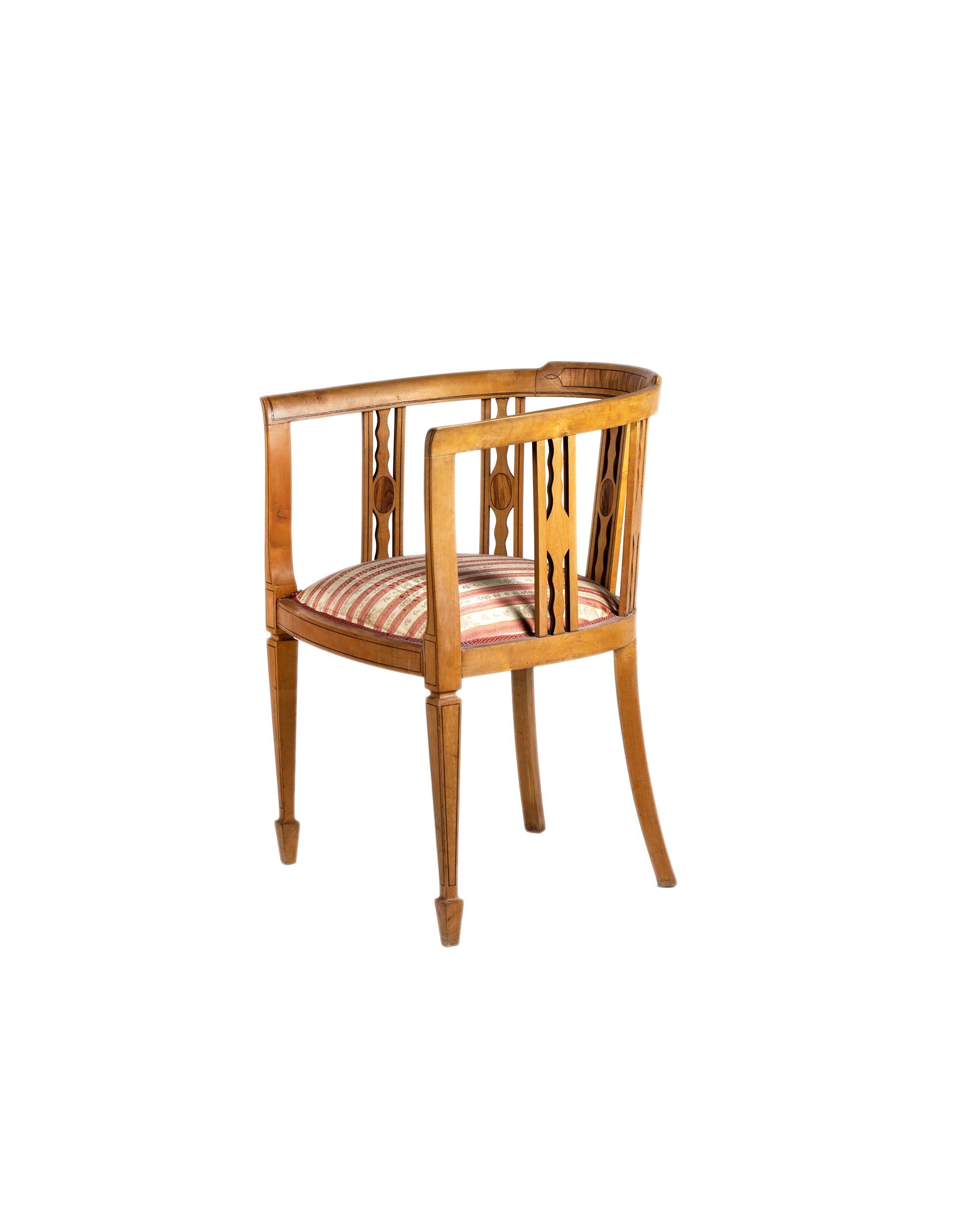 Ein edwardianischer Ecksessel aus der Zeit um 1905 mit einem fein eingelegten Bugholzrahmen und einem gepolsterten, gestreiften Sitz. 
Die geschwungene offene Rückenlehne und die elegante Silhouette des Stuhls spiegeln die für das edwardianische