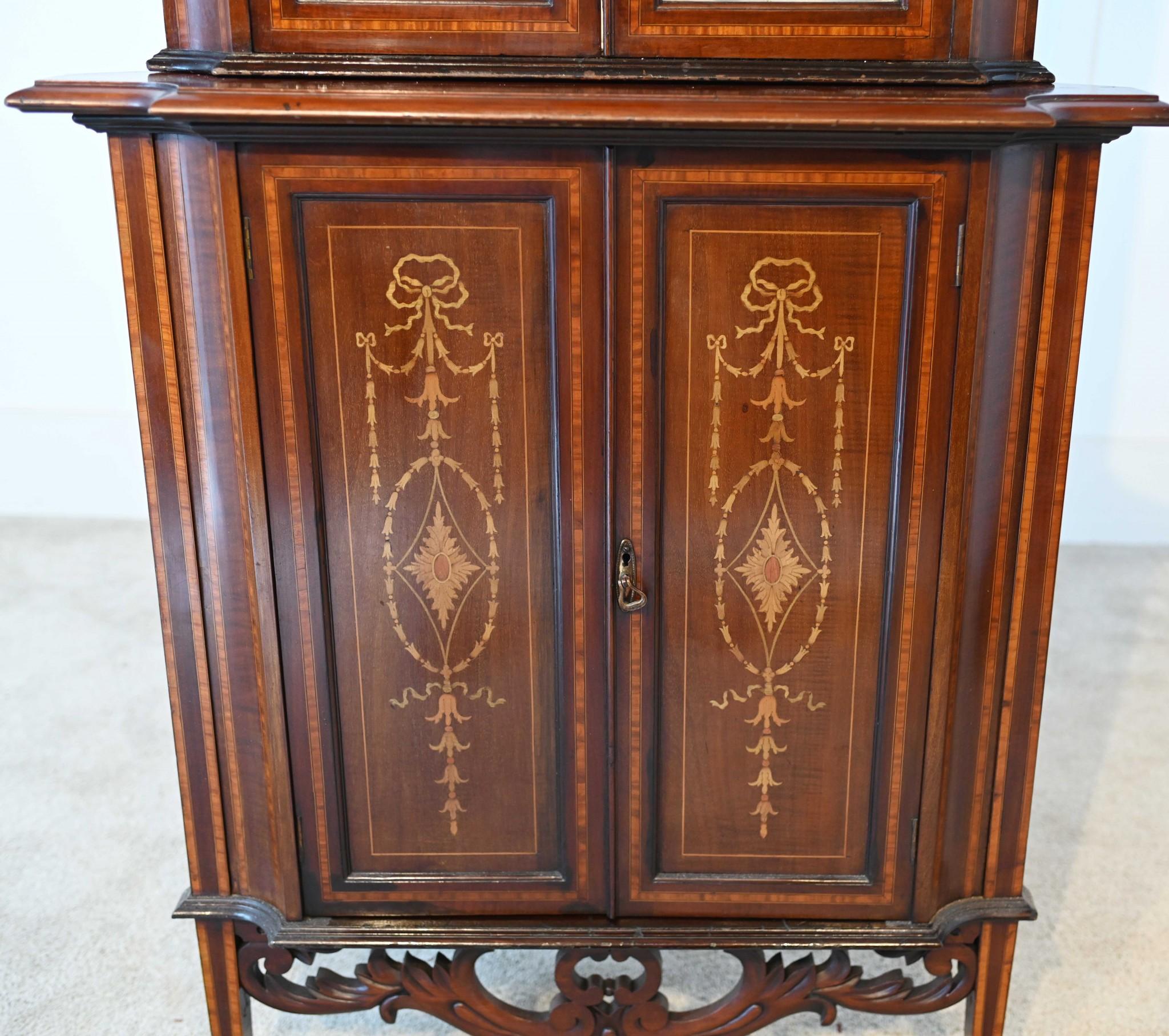 You are viewing a gorgeous Edwardian display cabinet in mahogany
Profusely inlaid and decorated with satinwood inlays
Floral motifs, garlands, lozenge inlays and other classical motifs abound
Clean, elegant and practical piece of English furniture