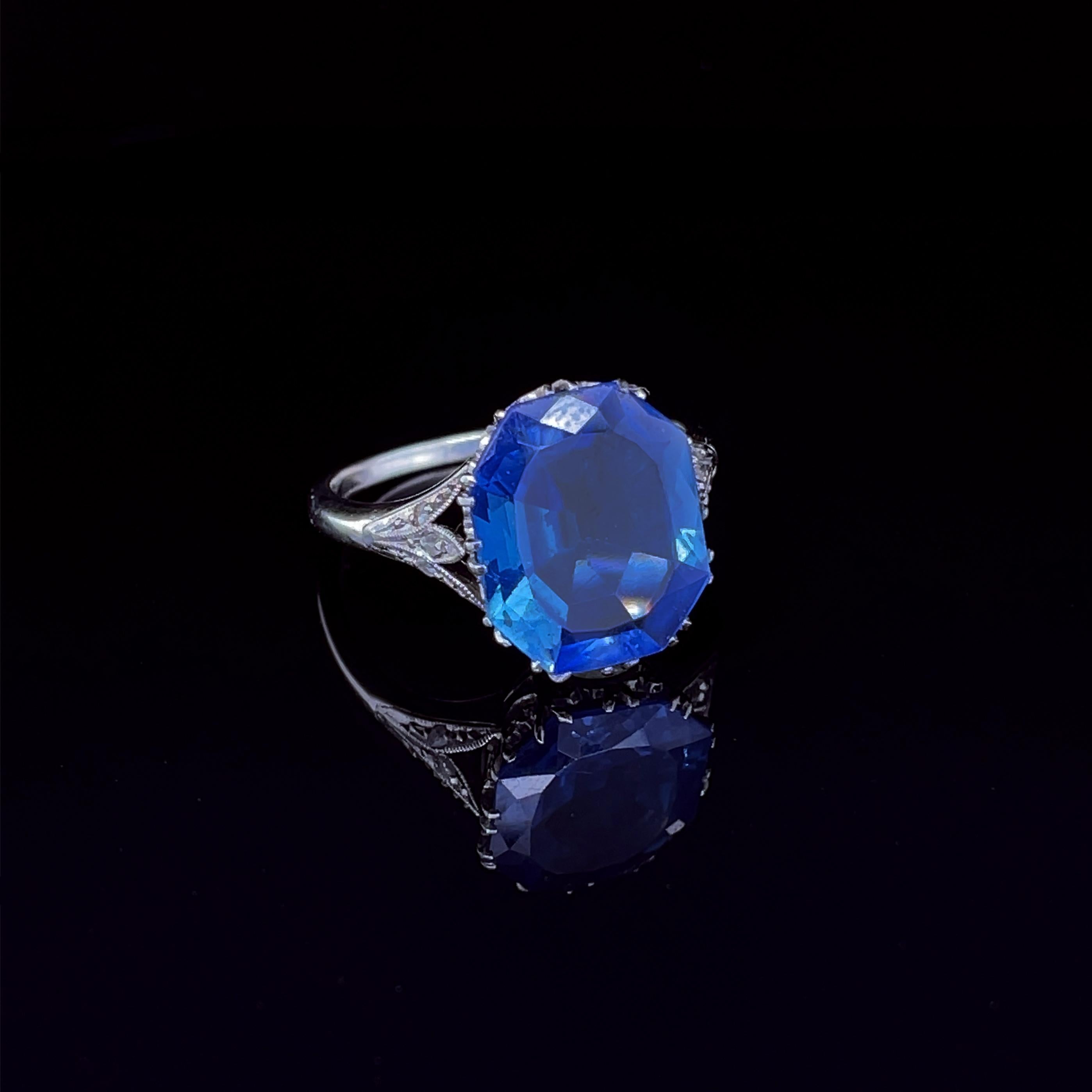 Edwardian Cornflower Blue Natural Ceylon Sapphire 5.85 Carat and Diamond Ring In Good Condition In Idar-Oberstein, DE
