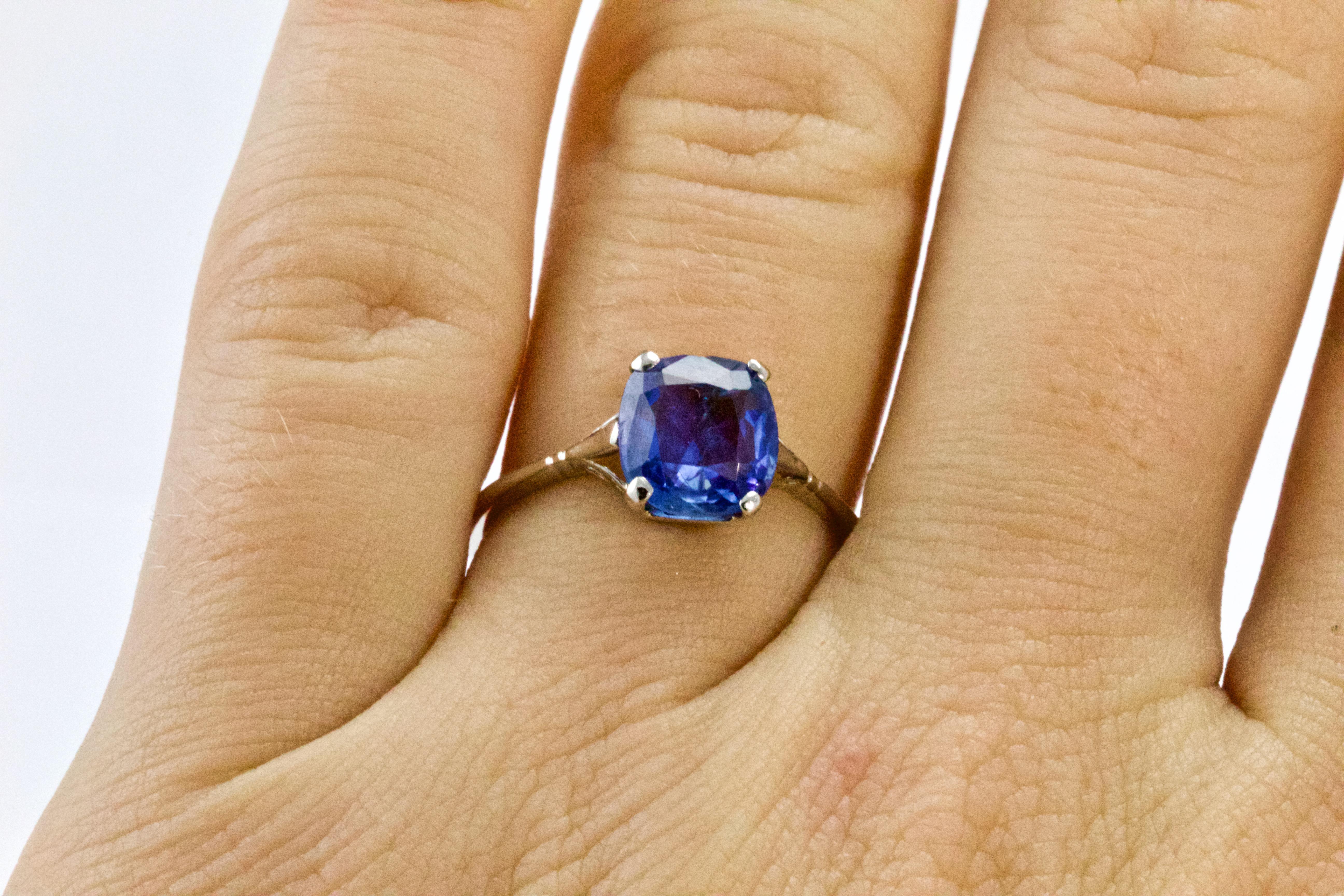 Edwardian Cornflower Blue Sapphire Solitaire Ring In Excellent Condition In Chipping Campden, GB