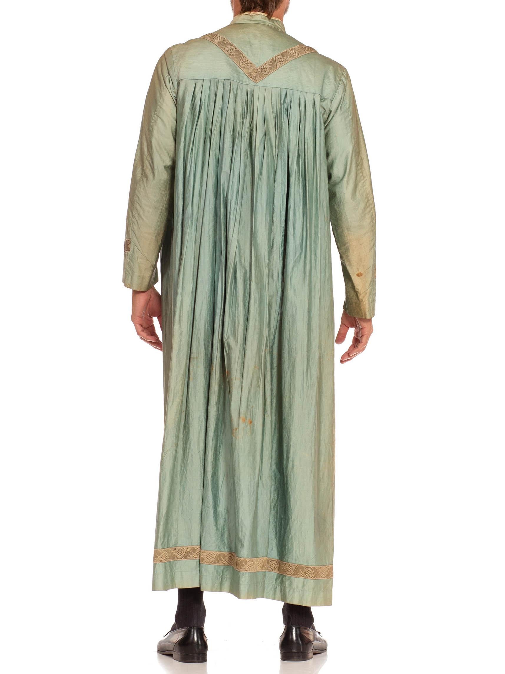 Edwardian Cotton Odd Fellows Secret Society Cerimonial Robe With Antique Metal  For Sale 1