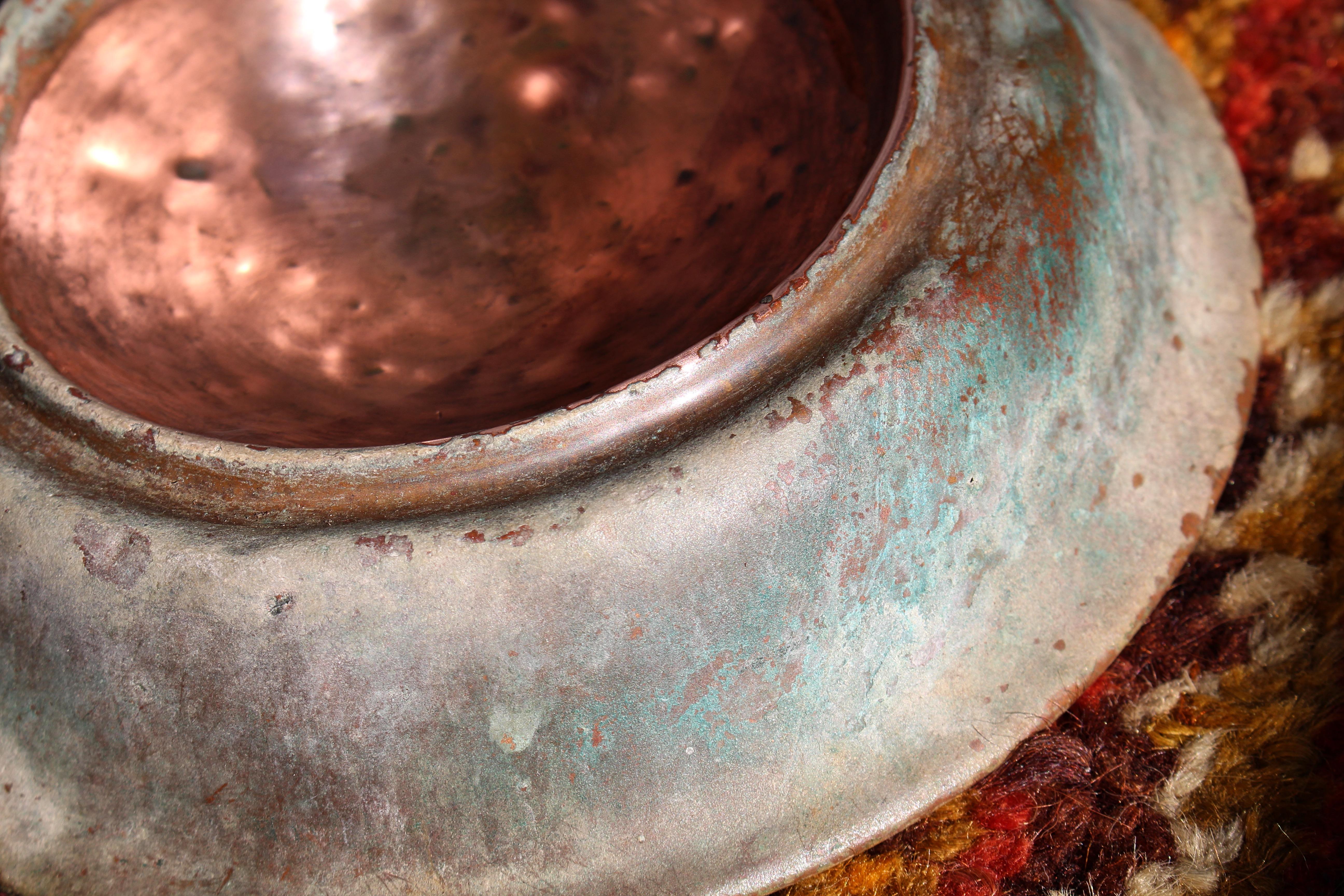 Edoardiano Ciotola per l'acqua per cani in rame Verdigris Edwardian Country House in vendita