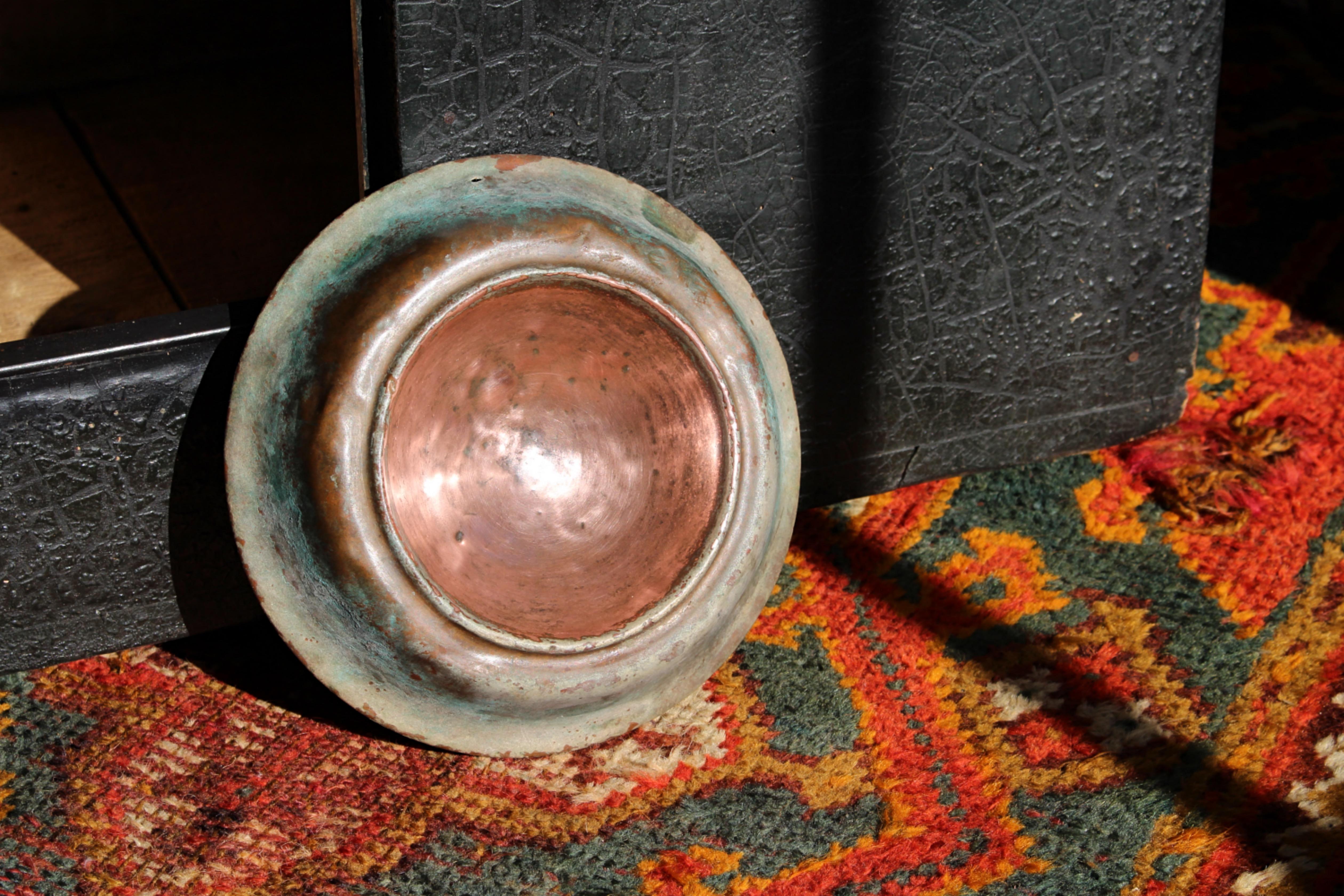 Rame Ciotola per l'acqua per cani in rame Verdigris Edwardian Country House in vendita