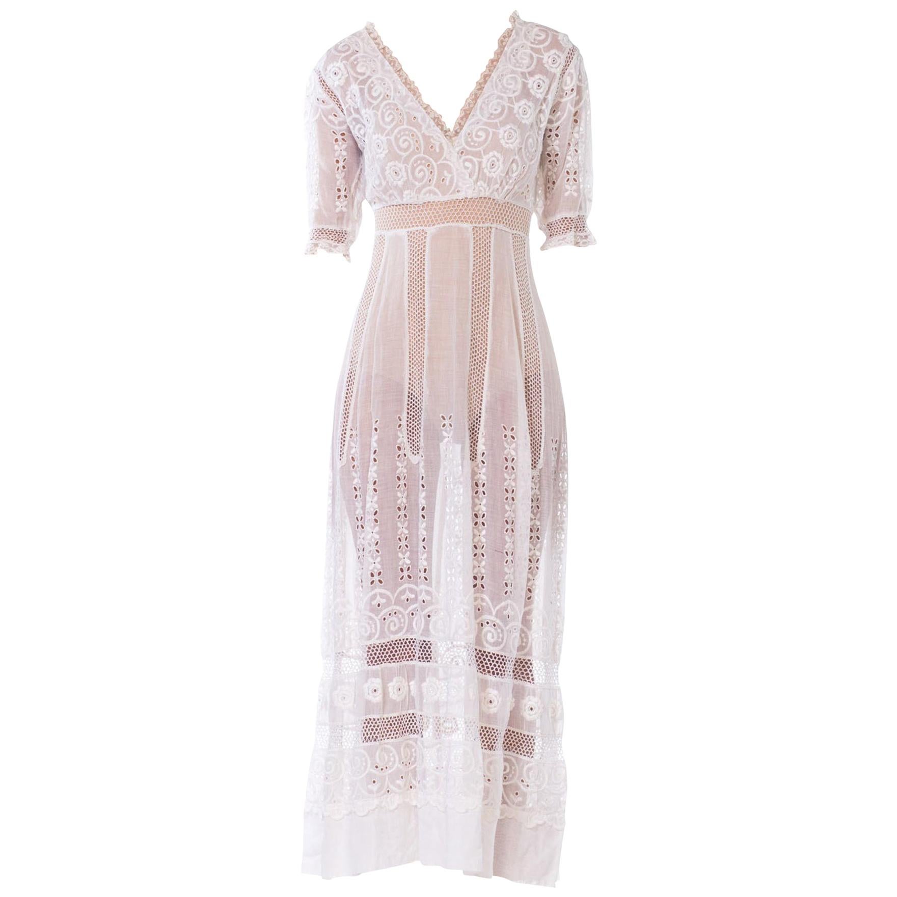 Robe de thé édouardienne en voile de coton et dentelle brodée couleur crème avec taille empire