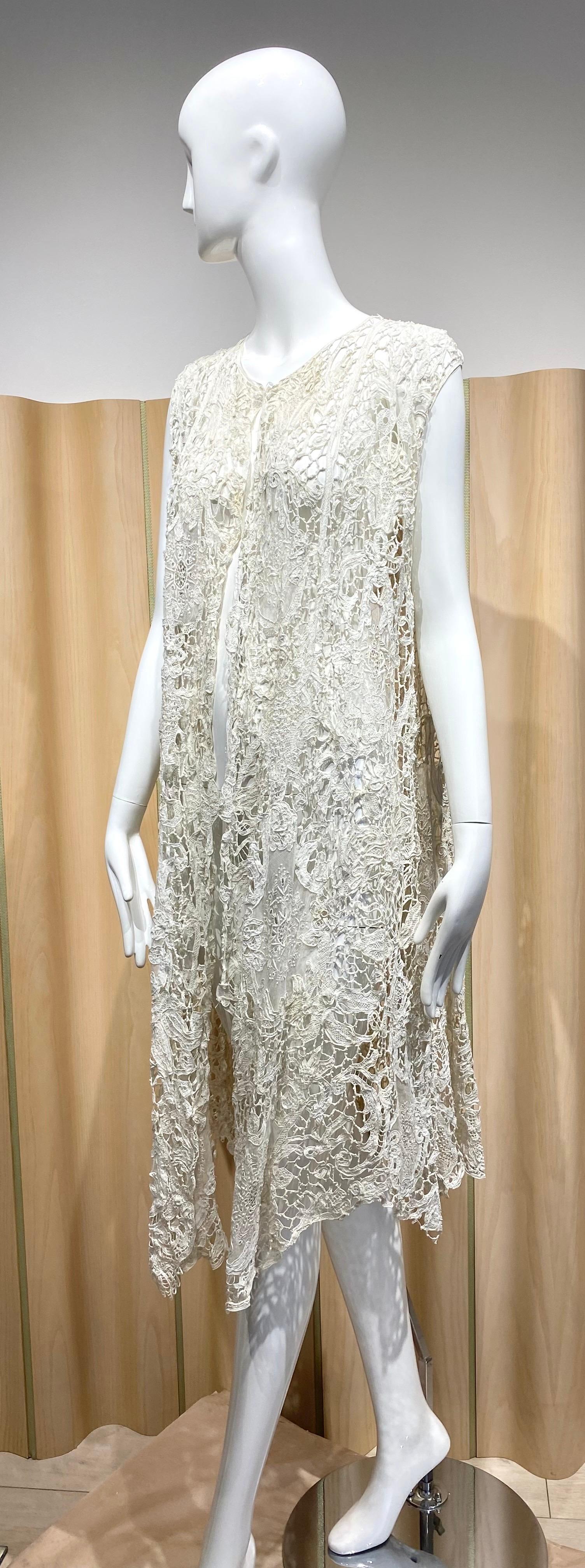 Edwardian Cream embroidered lace tulle vest coat or sleeveless cardigan top.
Size : Medium/ Large
Shoulder 17.5”
Bust 42” / Vest Length

** tiny yellow spot ( see image attached)