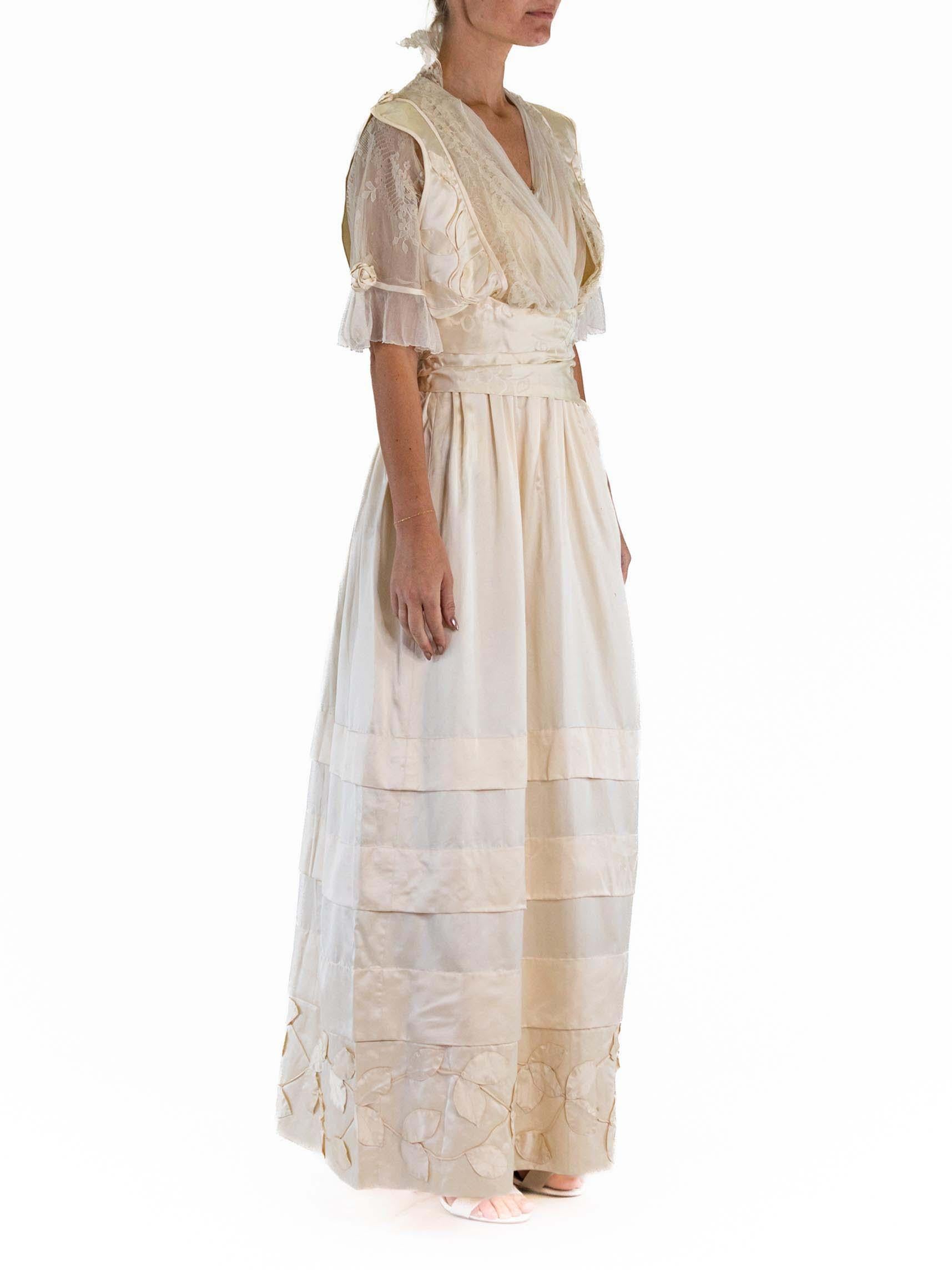 Edwardian Cream Silk Satin & Lace Rare Wedding Or Presentation Gown In Excellent Condition For Sale In New York, NY
