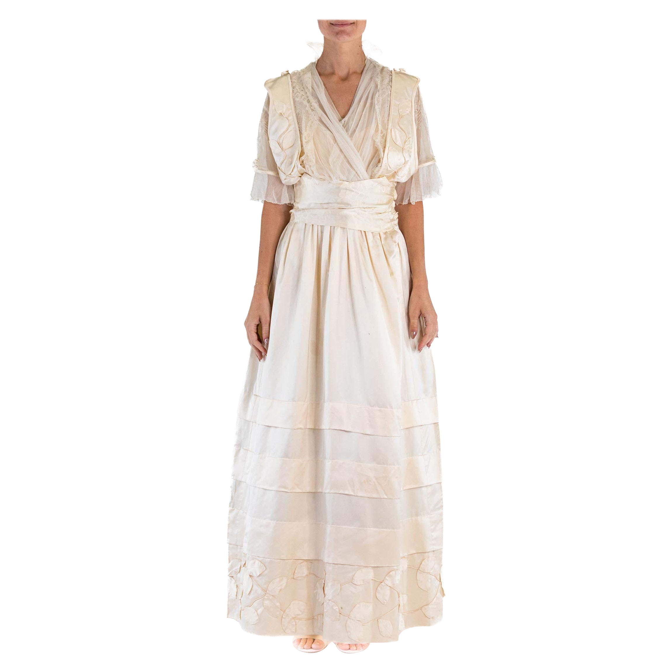 Abito da sposa o da presentazione edoardiano in raso e pizzo di seta color crema in vendita