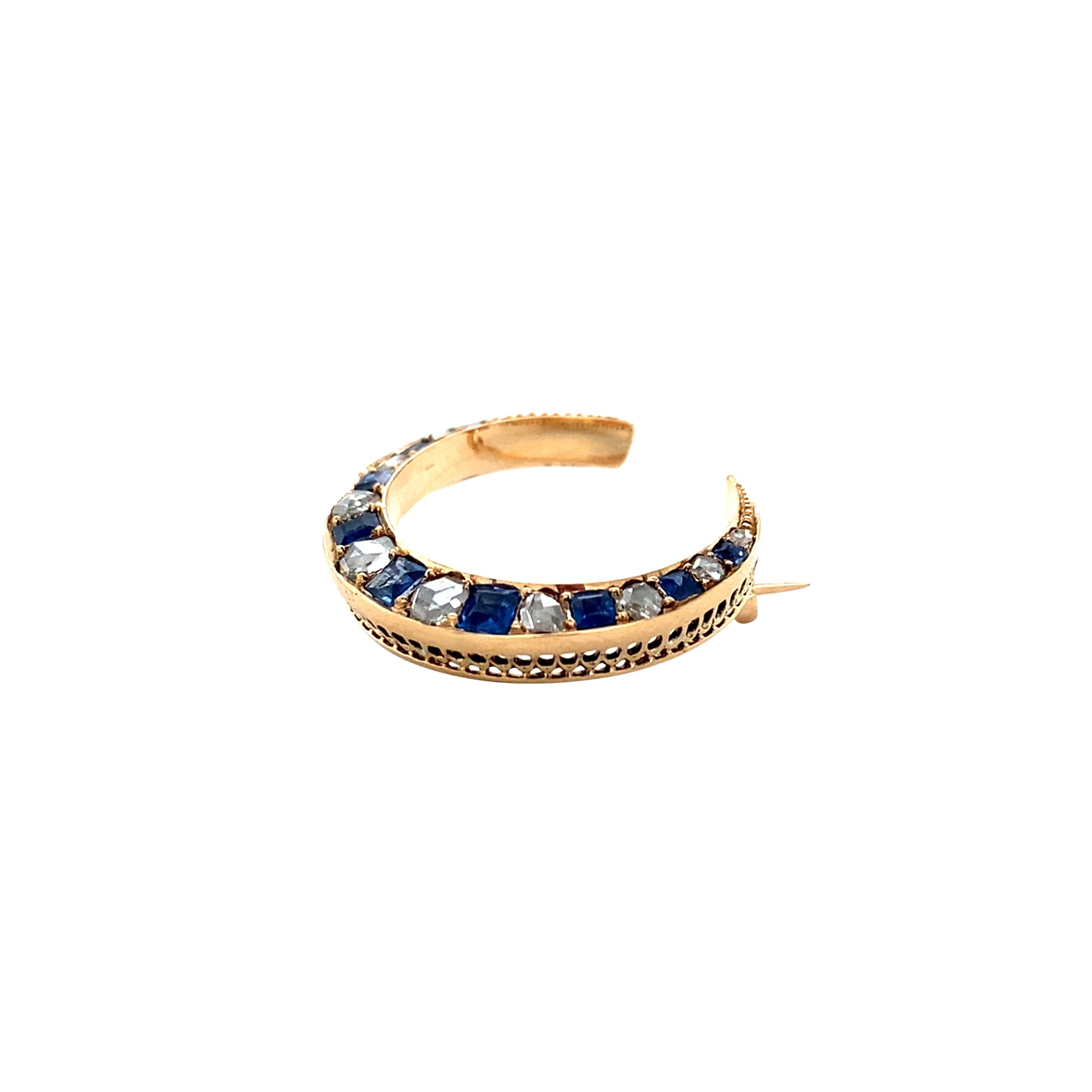 Diese Mondsichelbrosche aus massivem 14-karätigem Roségold, besetzt mit Diamanten im Rosenschliff und natürlichen blauen Saphiren, ist eines unserer gefühlvollsten Schmuckstücke der Kollektion. Die Saphire sind in Farbe, Sättigung und Farbton