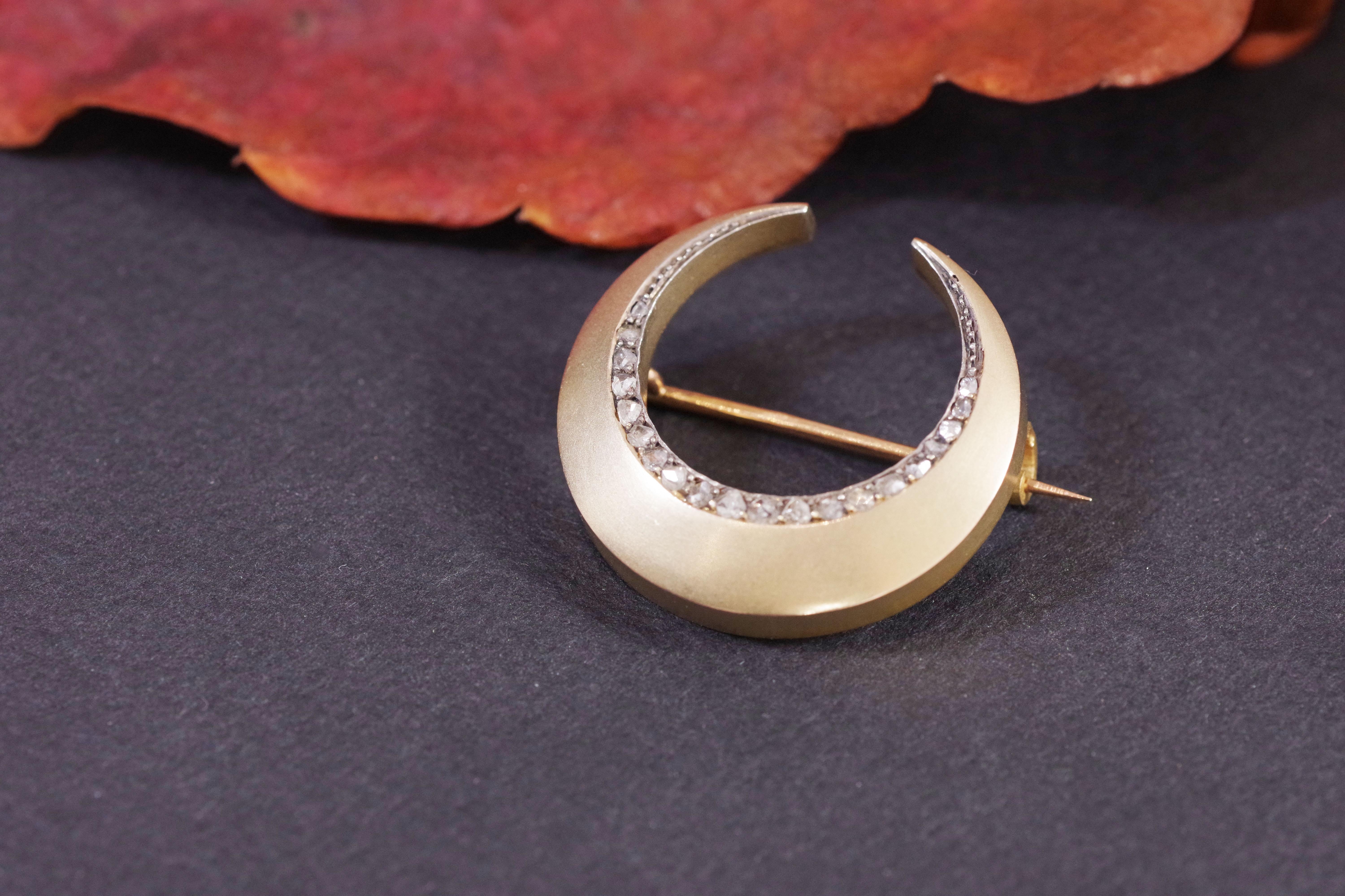 Edwardian crescent moon brooch in 18k gold with diamonds, art deco brooch In Fair Condition For Sale In PARIS, FR