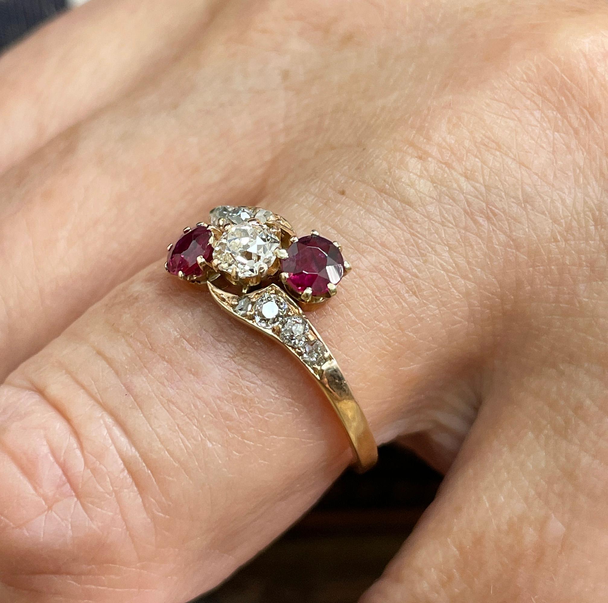 Anillo eduardiano cruzado de oro de 14 quilates con rubí de 1,10 ct y diamante de mina antigua de tres piedras en venta 4