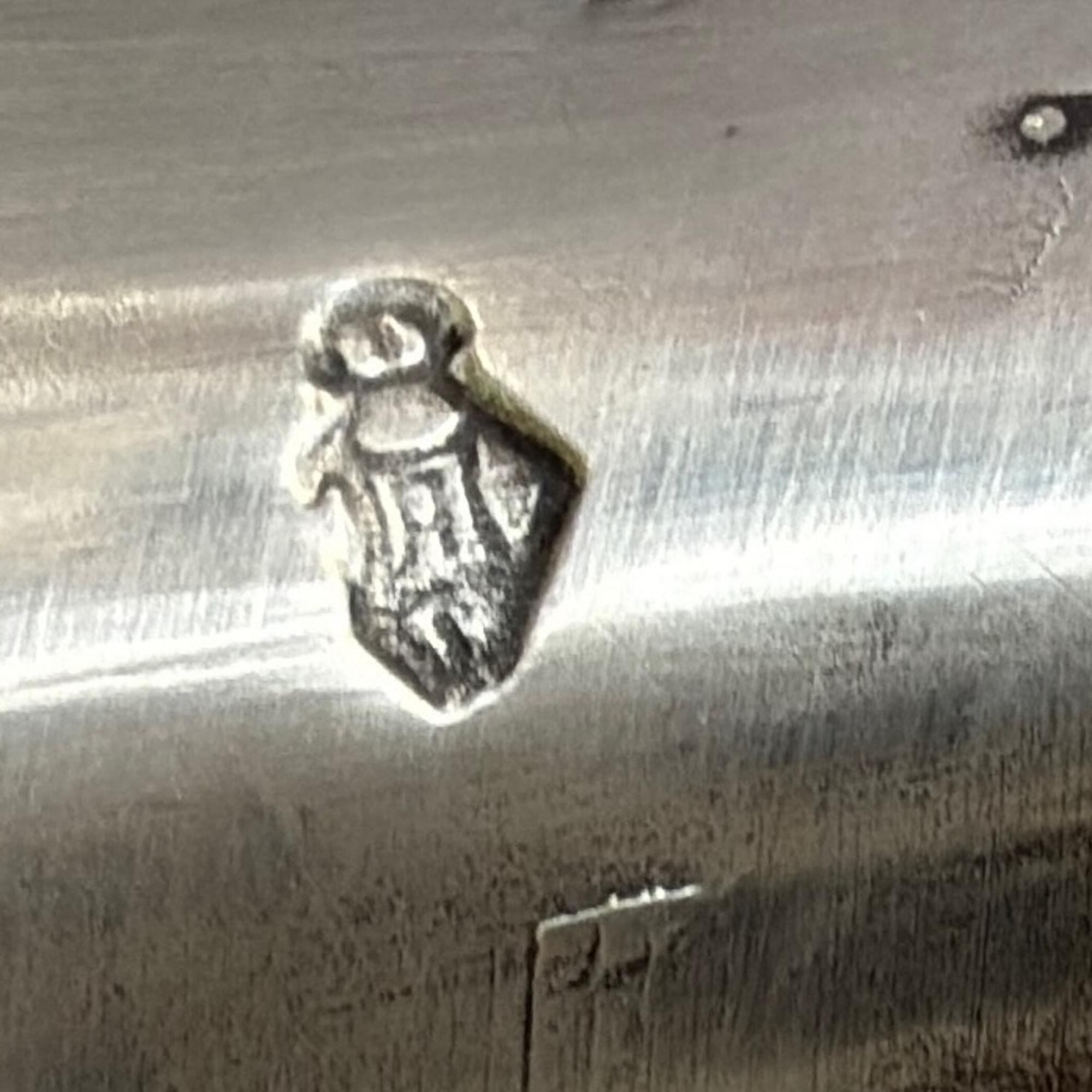 Ensemble de burettes édouardiennes en métal argenté et verre taillé à la main, début du 20e siècle 4