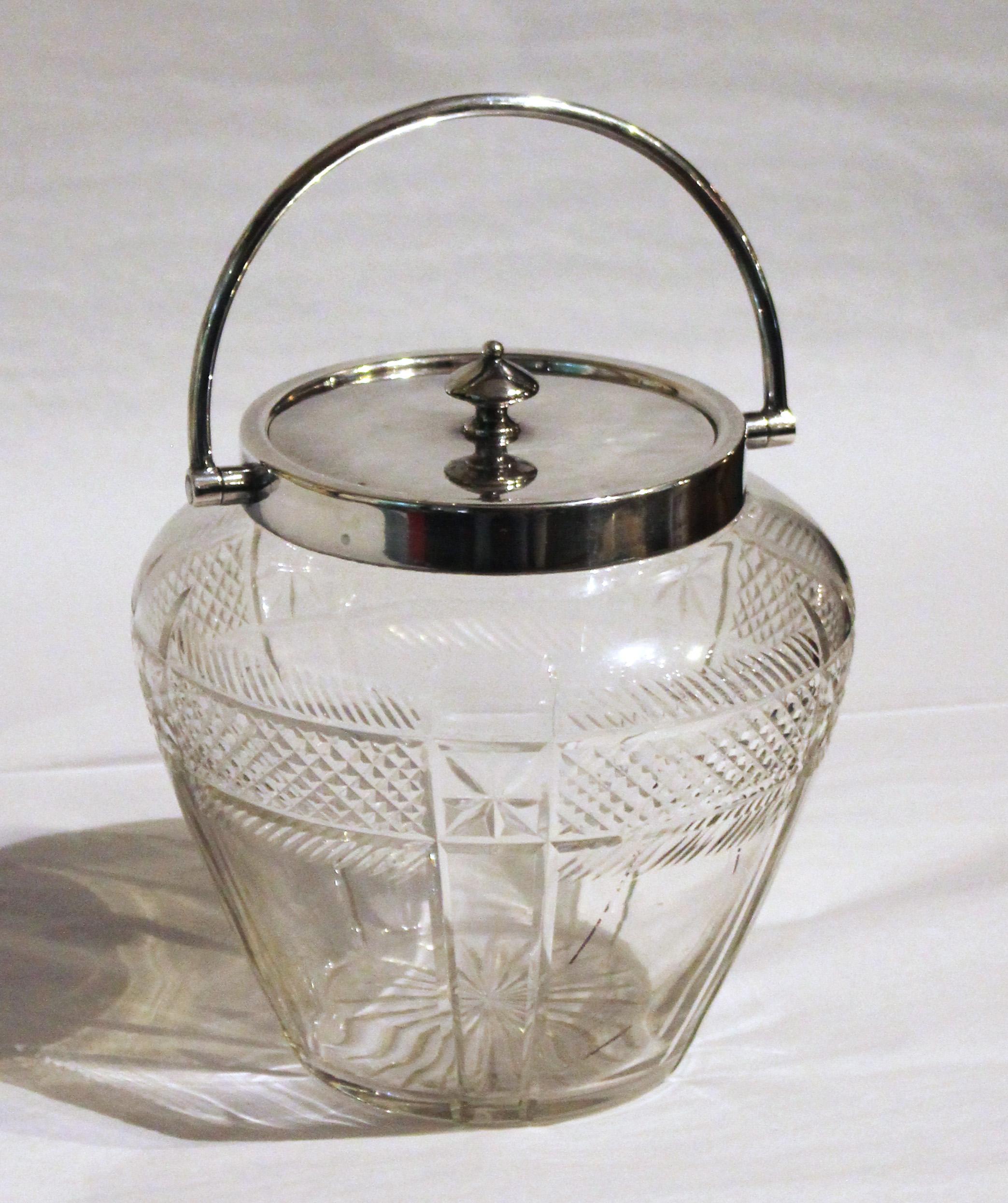 Fino barril de galletas de cristal tallado eduardiano con accesorios, obra de William Hutton & Sons, Londres y Sheffield, c.1900, tras adquirir Creswick & Co (Cross Arrows). La adquisición colocó a la empresa en la vanguardia de los platos. 5 1/2