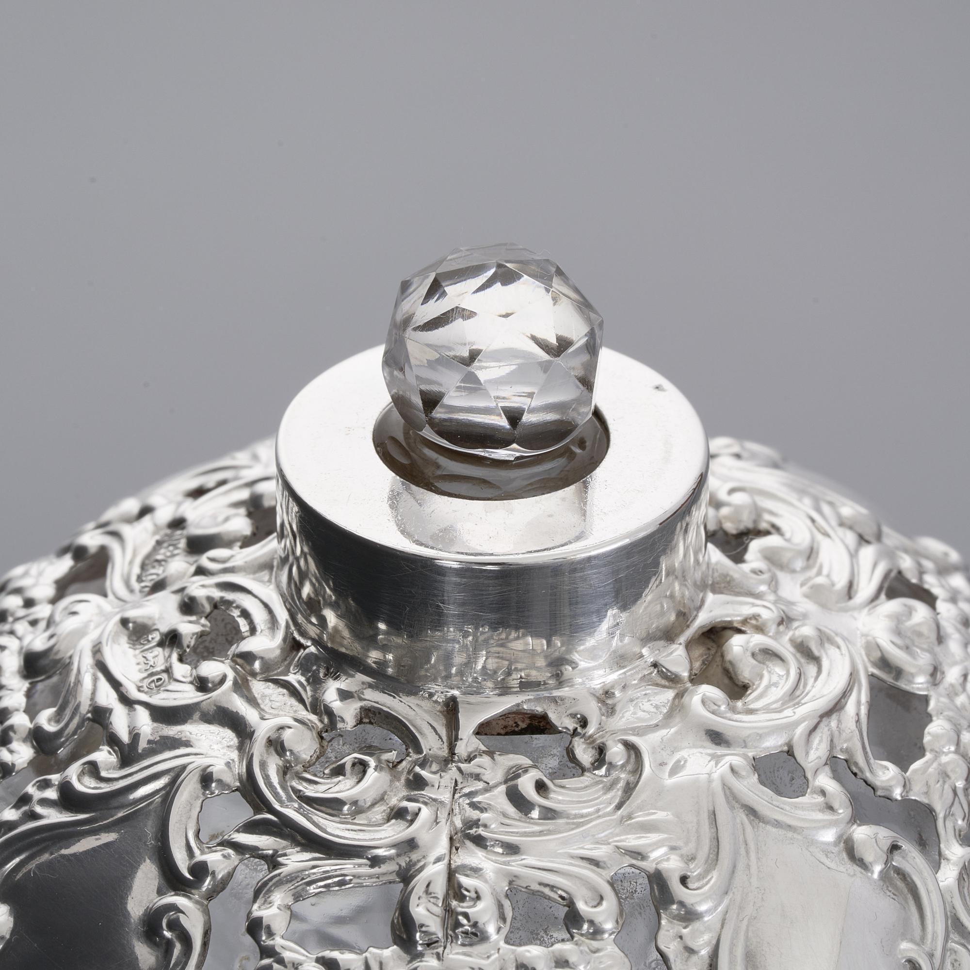 Edwardian cut glass & silver perfume bottle In Good Condition For Sale In London, GB