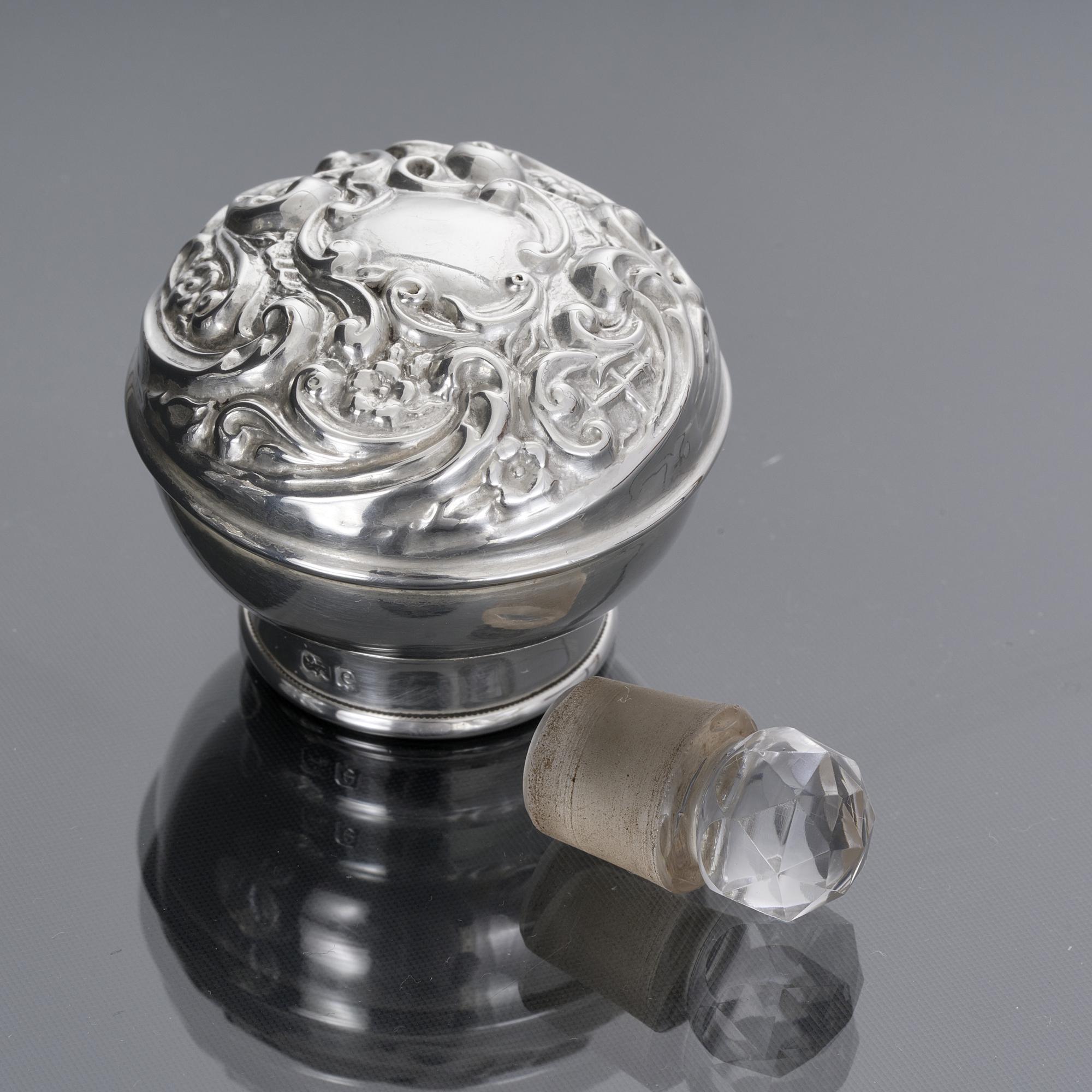 Edwardianischer Parfümflakon aus geschliffenem Glas und Silber im Angebot 1