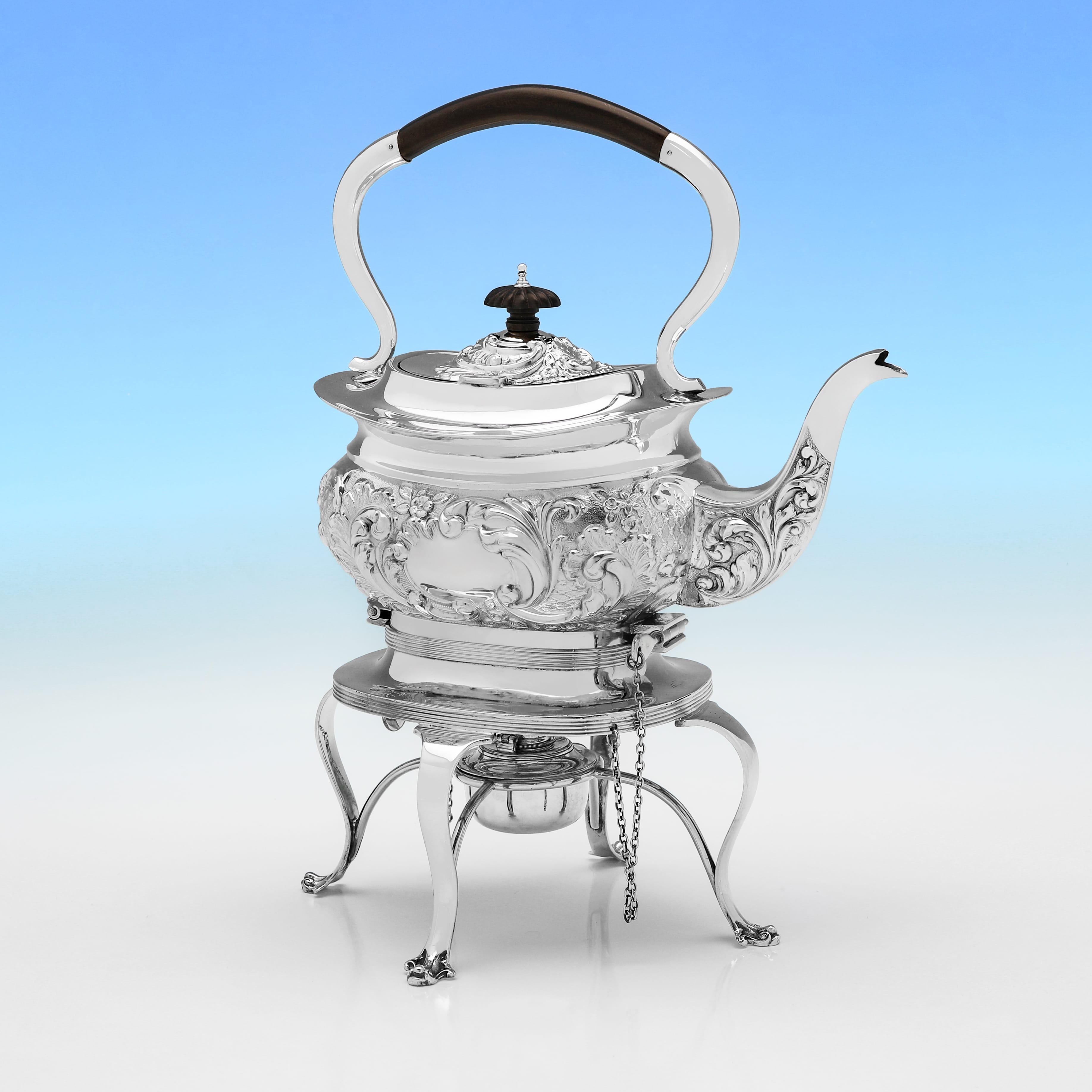 Marcada en Birmingham en 1908 por William Adams, esta atractiva tetera eduardiana antigua de plata de ley presenta decoración cincelada en el cuerpo y la tapa. El hervidor mide 35,5 cm (14