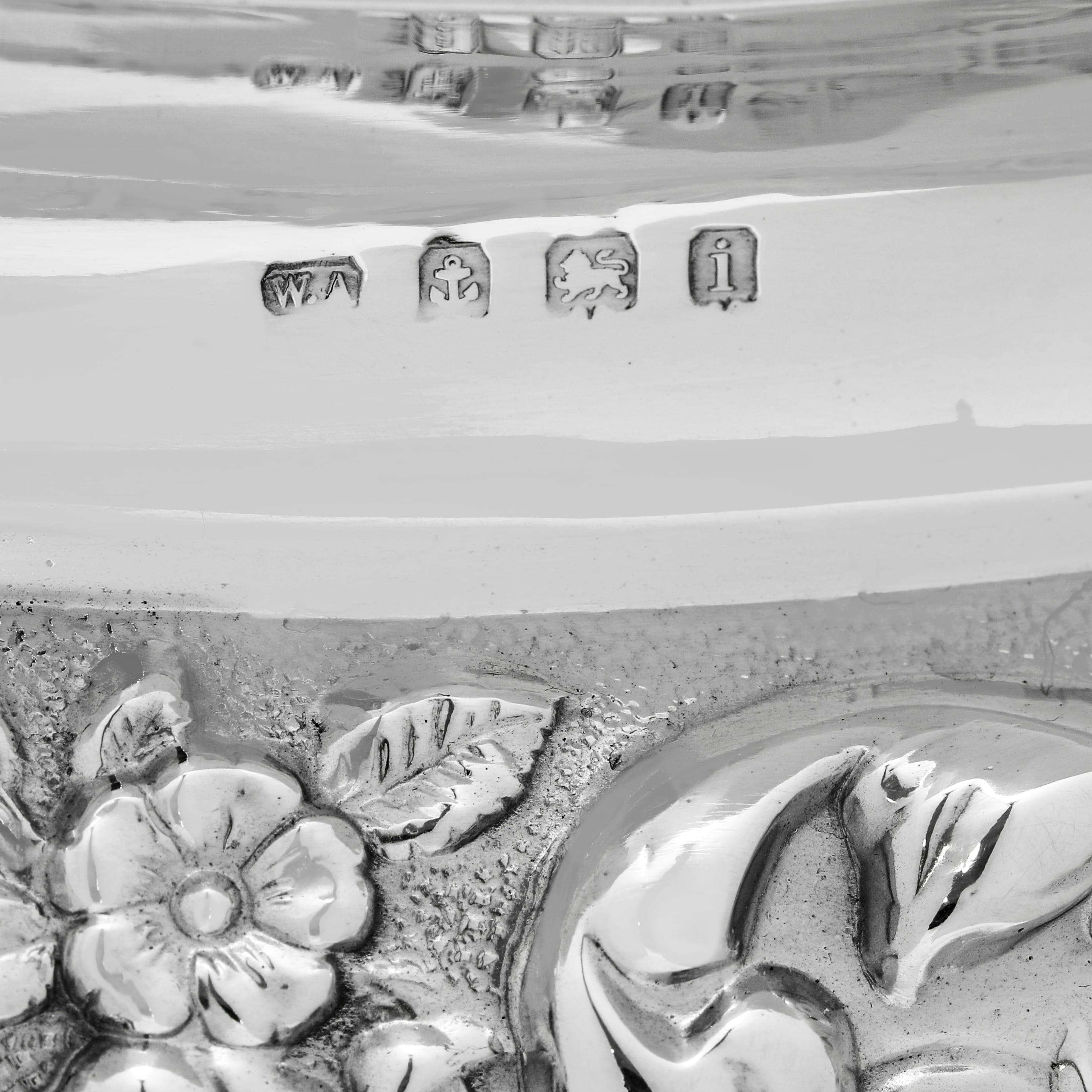 Tetera decorativa eduardiana de plata de ley sobre soporte fabricada en Birmingham en 1908 en venta 1