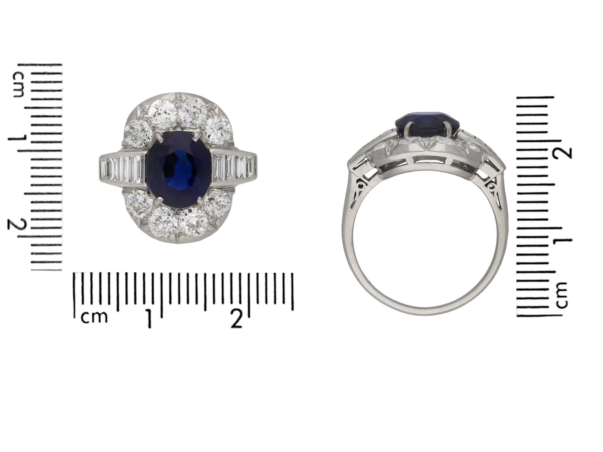Edwardian deep Royal Blue Burmese sapphire and diamond cluster ring, circa 1915. In Good Condition For Sale In London, GB