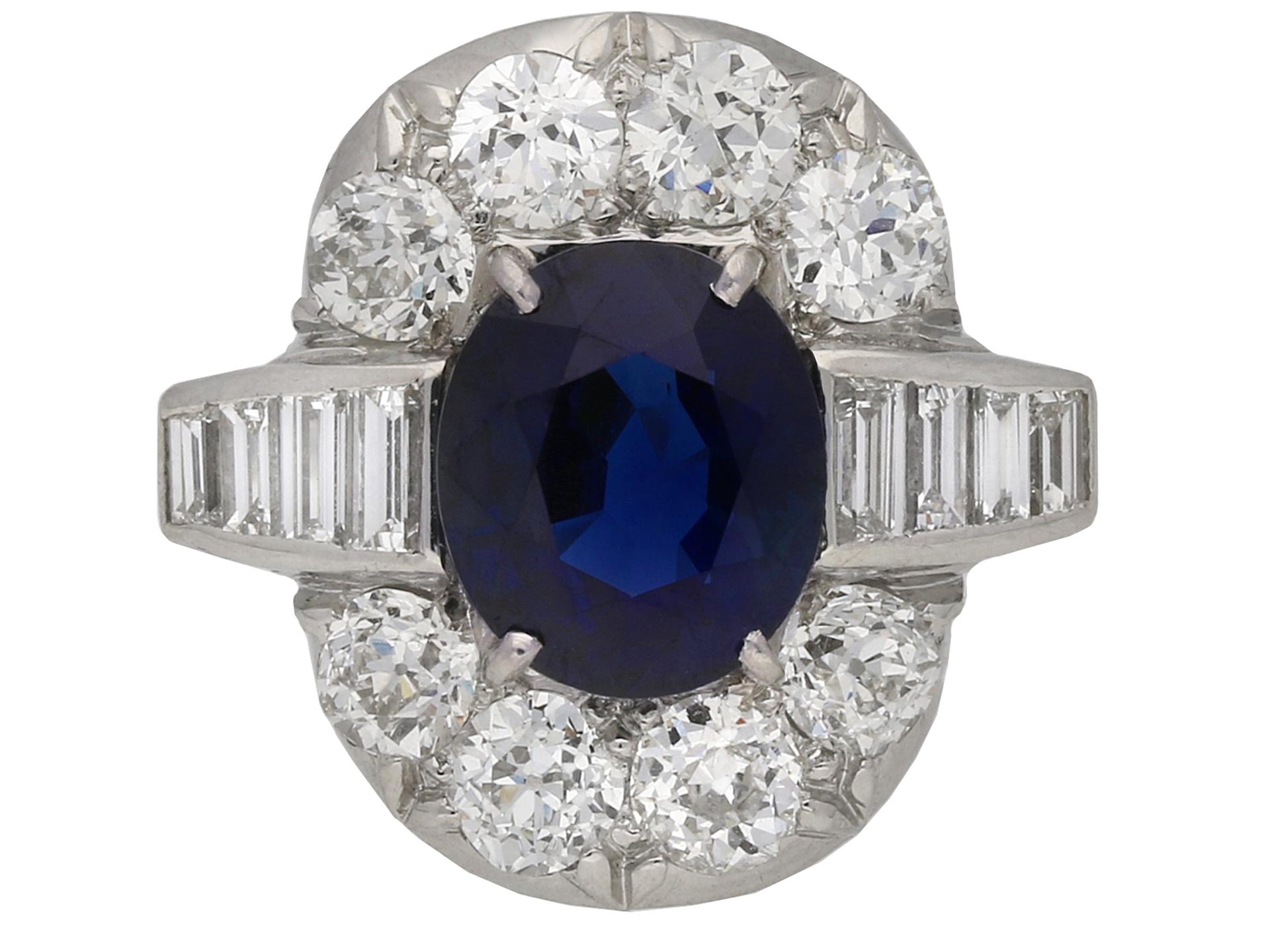 Edwardian deep Royal Blue Burmese sapphire and diamond cluster ring, circa 1915. For Sale 2