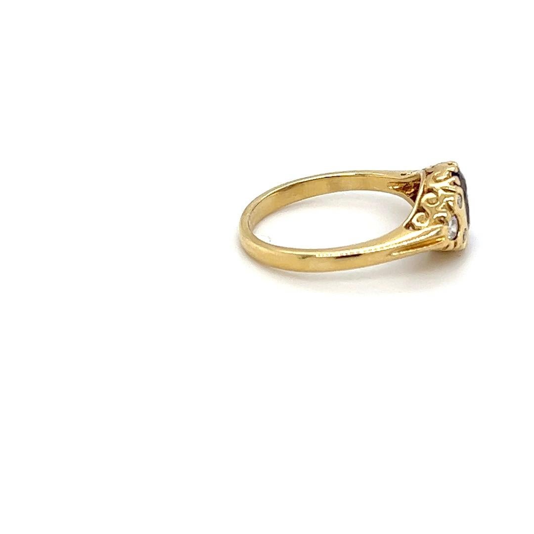 Ein Ring aus 18 Karat Gelbgold im edwardianischen Reproduktionsdesign, besetzt mit einem (1) 6,5 x 4,5 mm großen ovalen Tansanit und sechs (6) runden Diamanten im Brillantschliff, Gesamtgewicht ca. 0,25 Karat, Farbe I/J und Reinheit I1. Der Ring ist