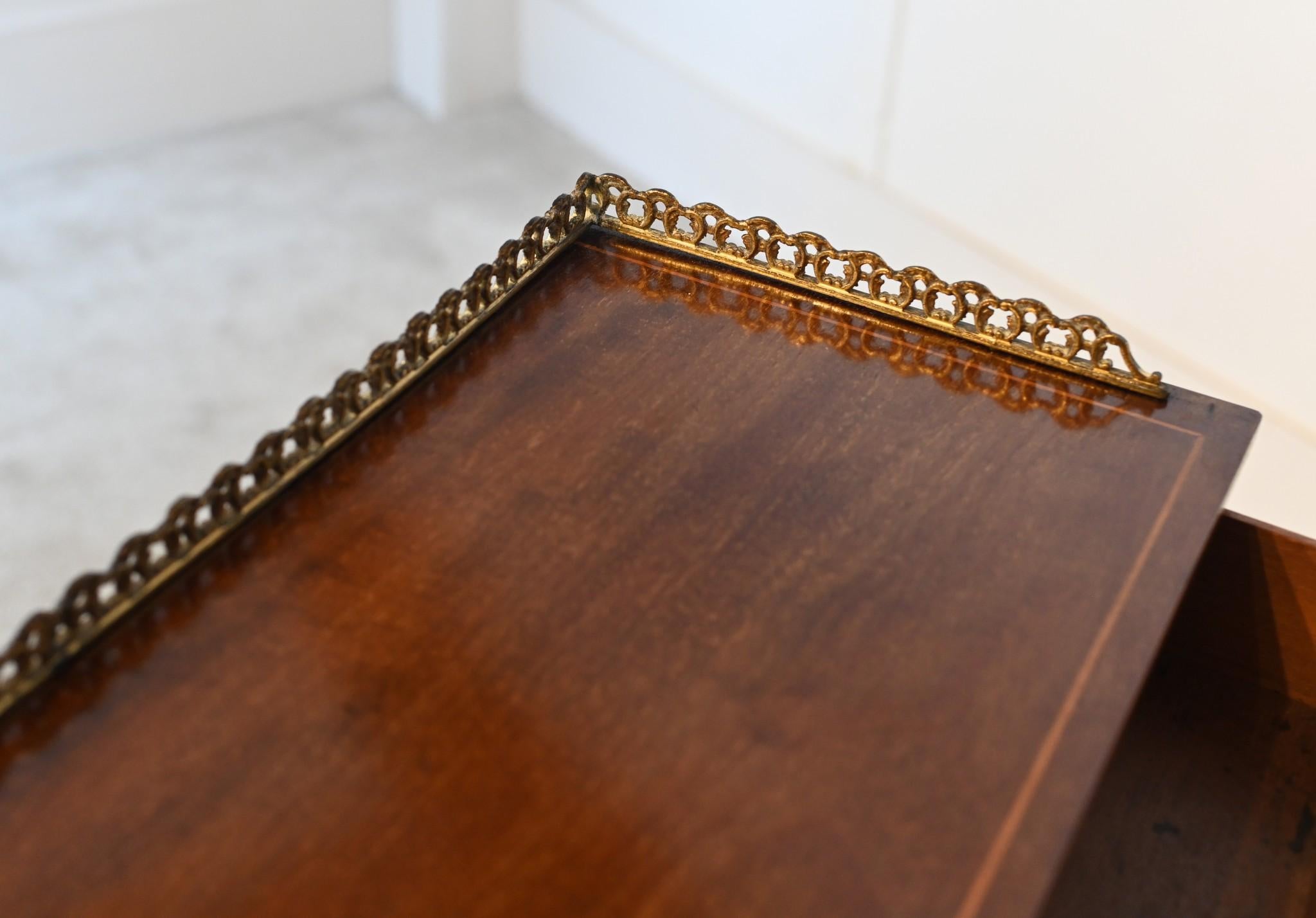 You are viewing a gorgeous period Edwardian ladies desk or writing table
Crafted from mahogany with gorgeous satinwood inlay work showring floral motifs and garlands
Piece is stamped Edwards & Roberts on drawer, please see close up photo
Great desk