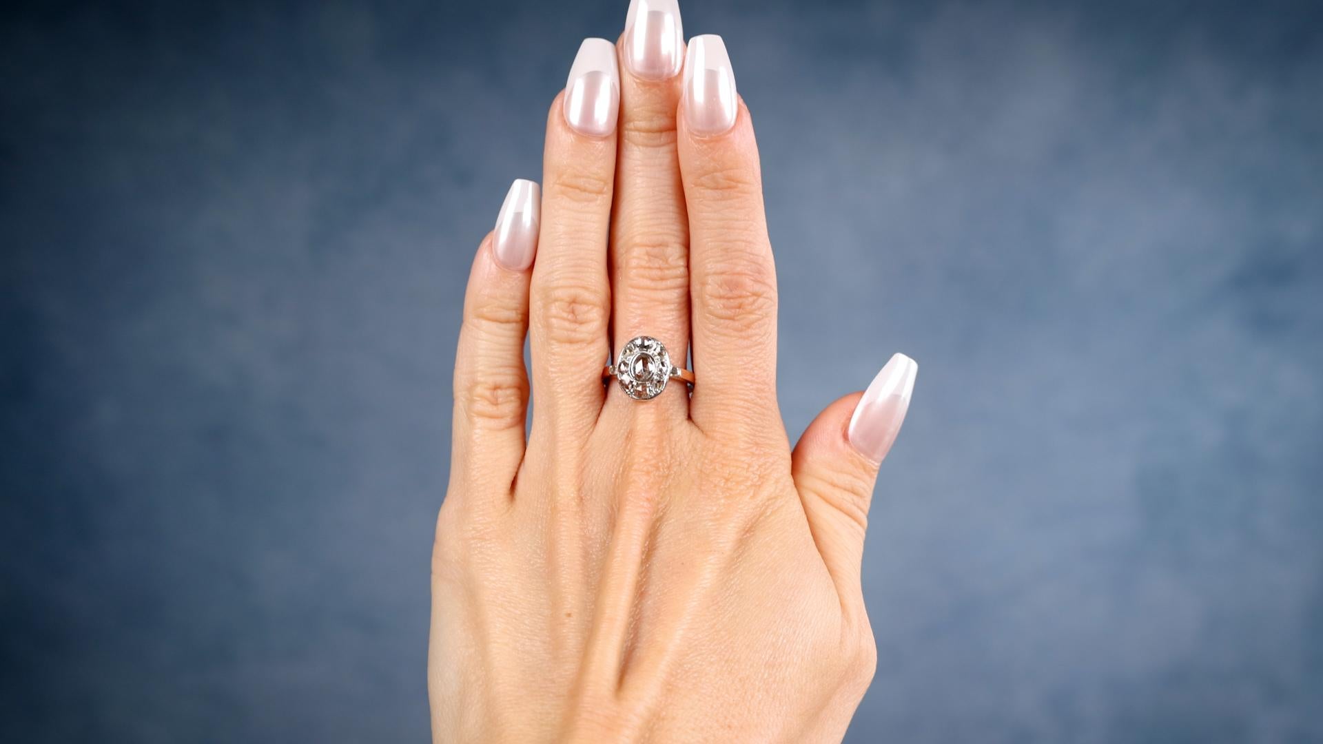 Ein Edwardian Diamant 14k Rose Gold Silber Cluster Ring. Mit einem Diamanten im Rosenschliff mit einem Gewicht von etwa 0,20 Karat, Farbe J, Reinheit I1. Akzentuiert durch 10 Diamanten im Rosenschliff mit einem Gesamtgewicht von etwa 0,90 Karat,