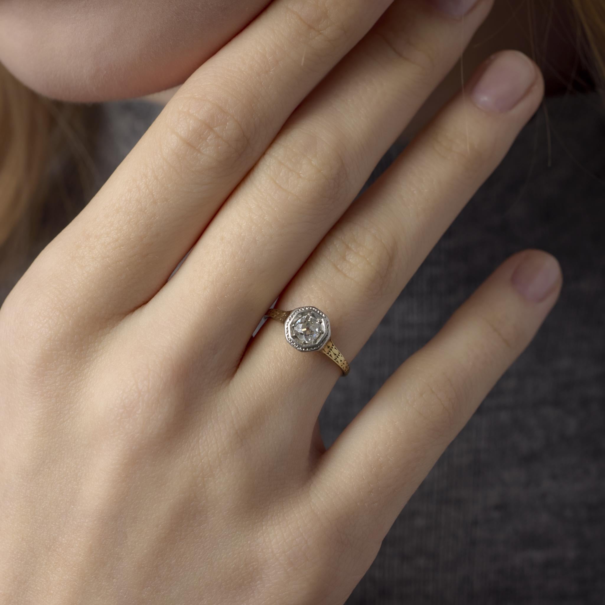 Dieser edwardianische Ring zeigt einen fesselnden Diamanten im Minenschliff in einer anmutigen Fassung aus Platin und Gelbgold, die zeitlosen antiken Charme ausstrahlt.