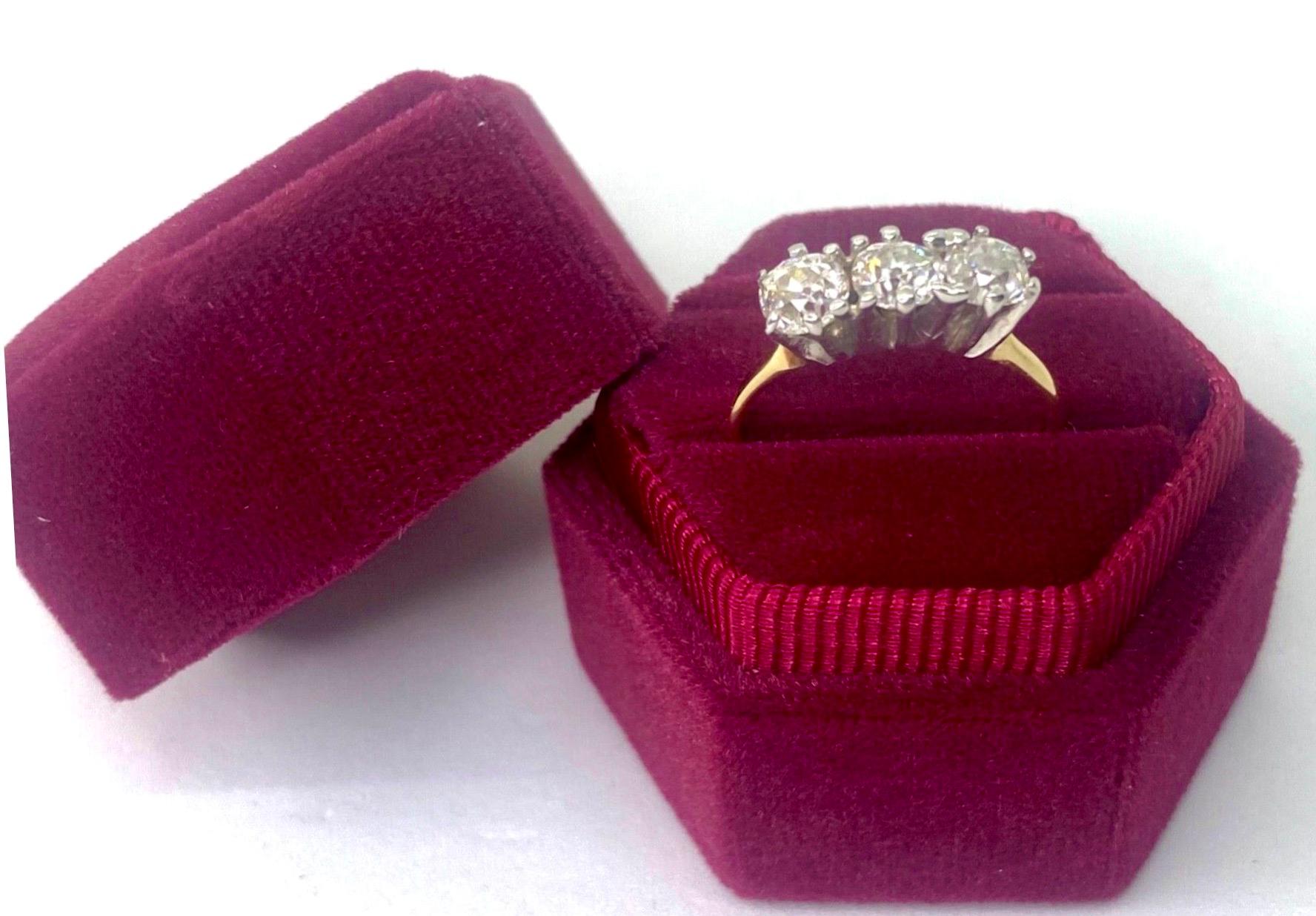 Women's or Men's Edwardian Diamond 1.50 Carat Three-Stone Ring For Sale