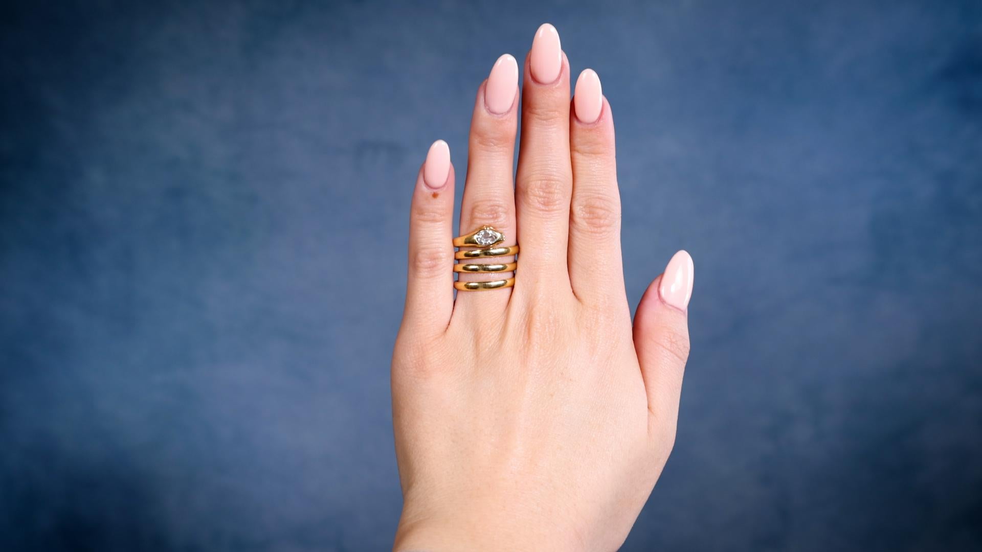 Ein Edwardian Diamond 18k Gelbgold Snake Wrap Ring. Mit einem antiken Diamanten im Birnenschliff mit einem Gewicht von etwa 0,40 Karat, Farbe J, Reinheit SI1. Gefertigt aus 18 Karat Gelbgold. Um 1900. Der Ring ist eine Größe 7 ¼ und kann nicht