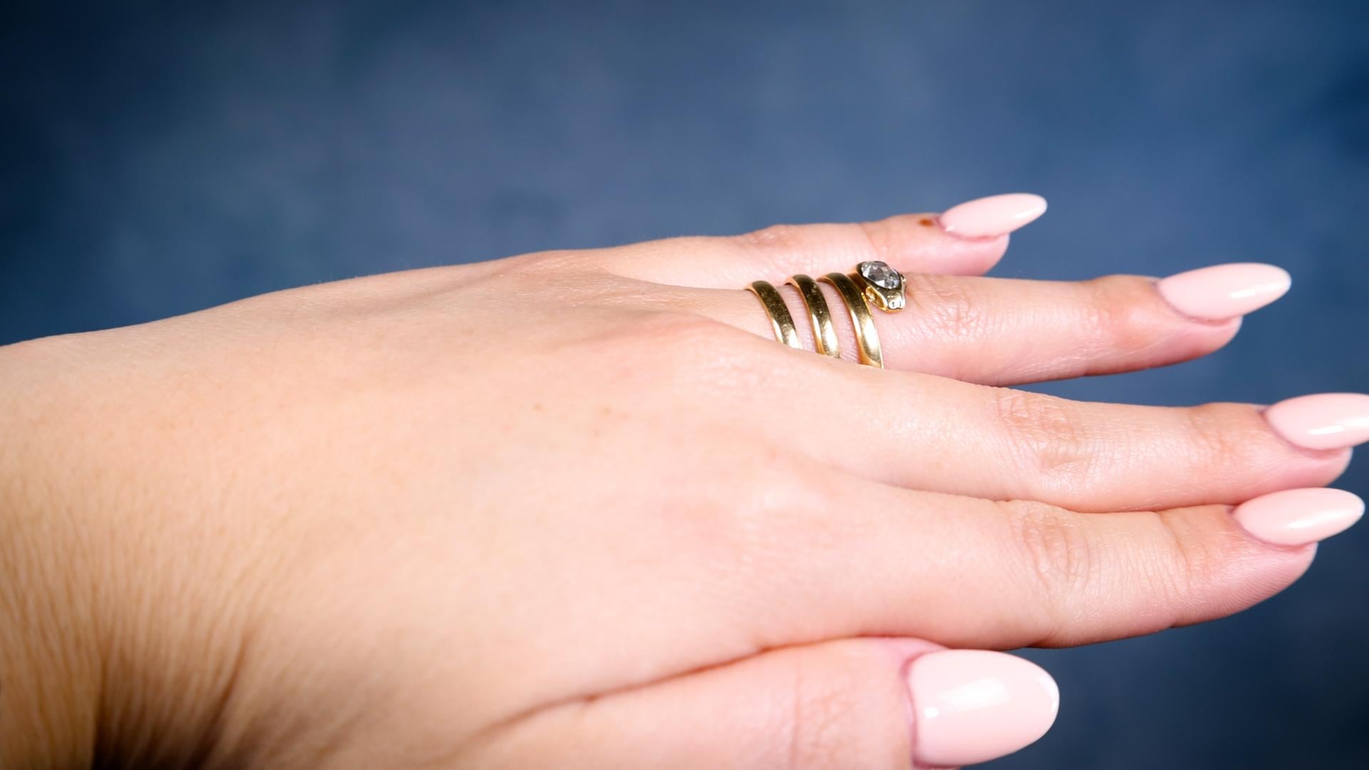 Edwardianischer Diamant 18k Gelbgold Schlange Wrap Ring im Zustand „Gut“ im Angebot in Beverly Hills, CA