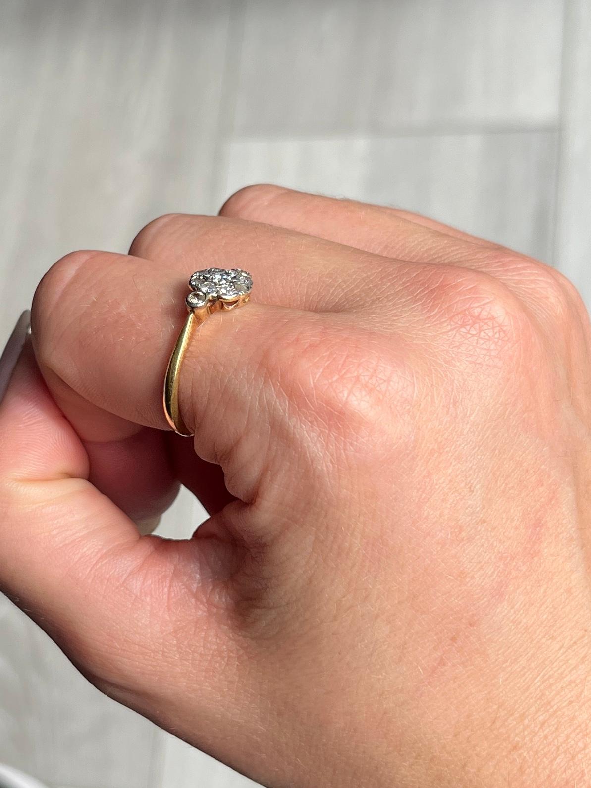 Klassisch funkelnder Diamant-Cluster-Ring mit zarten Diamantschultern, gefasst in Platin auf einem 18-karätigen Goldband. Diamanten insgesamt ca. 55 Punkte.

Ringgröße: P oder 7 3/4
Durchmesser des Clusters: 9 mm

Gewicht: 2,68g