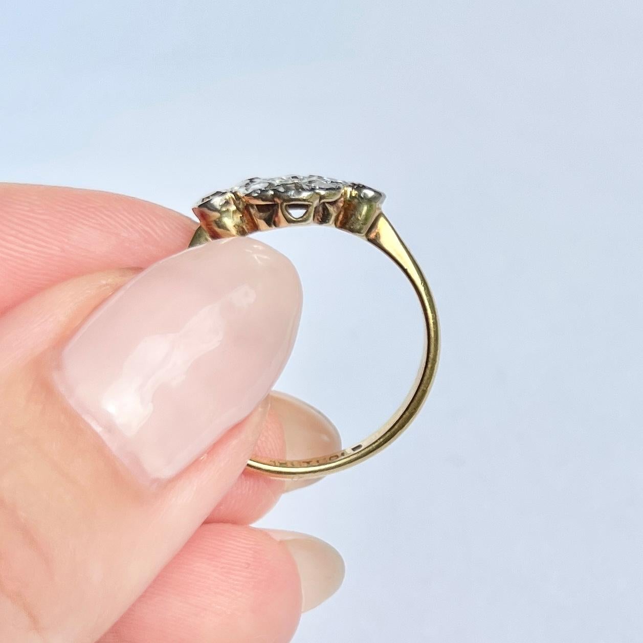 Edwardianischer Gänseblümchen-Cluster-Ring mit Diamanten und 18 Karat im Zustand „Relativ gut“ im Angebot in Chipping Campden, GB