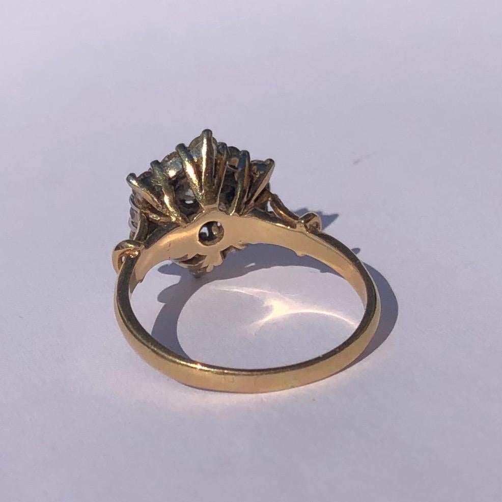 Edwardianischer Diamant- und 18 Karat Gold-Cluster-Ring (Rundschliff) im Angebot