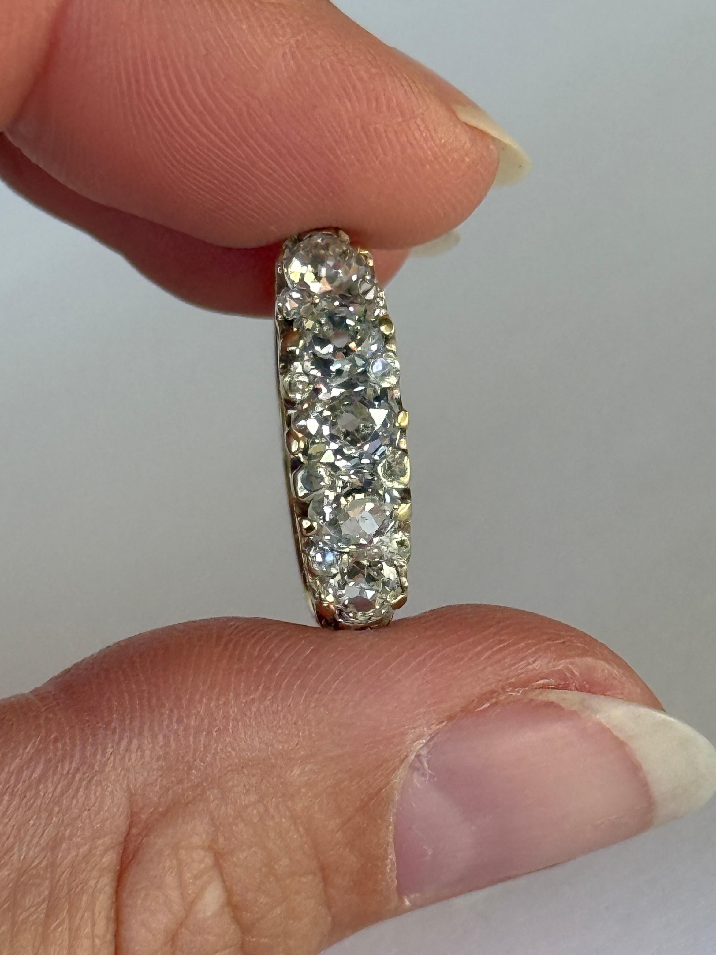 In questo anello in oro 18 carati sono incastonati cinque diamanti. Il diamante centrale misura 40pt e i diamanti più piccoli misurano 20pt ciascuno. Il totale dei diamanti di questo anello è di 1,4 carati. Il diamante è inoltre incastonato con