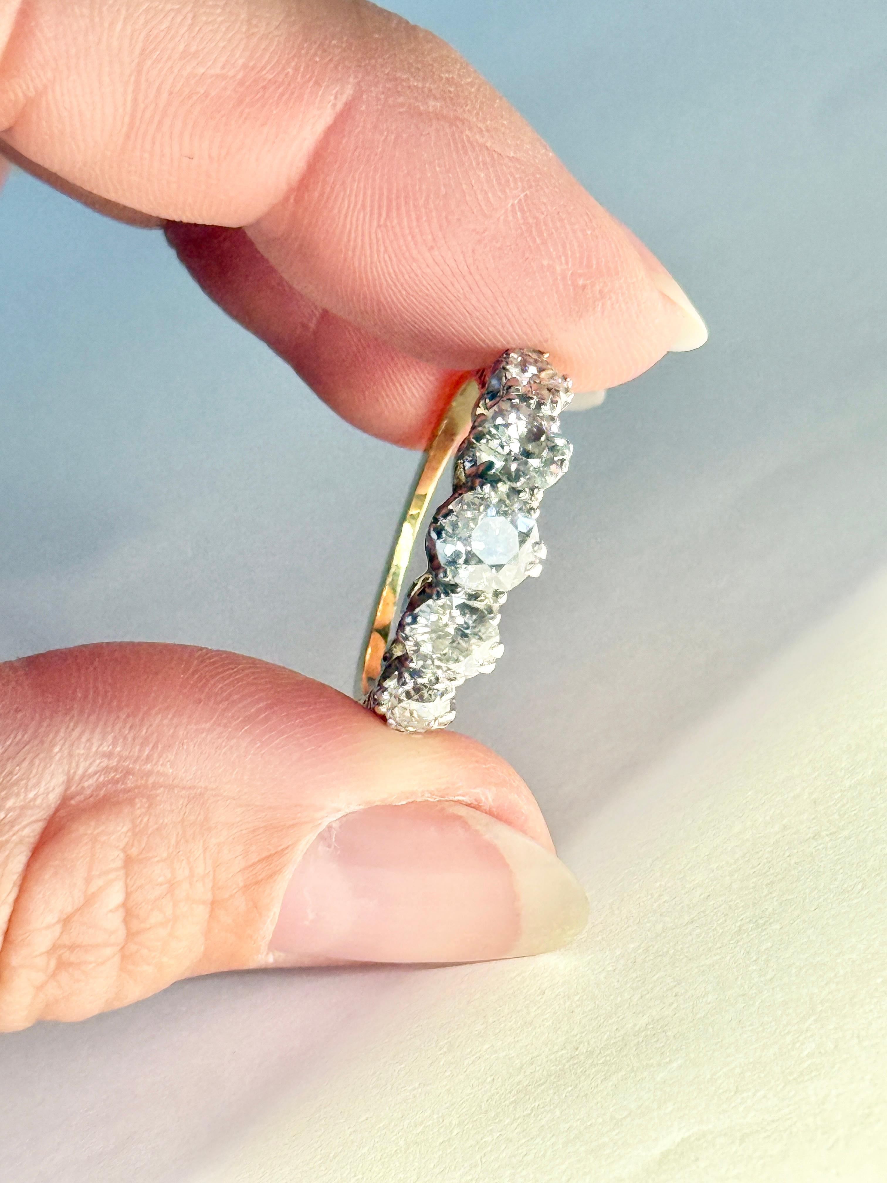 In questo anello in oro 18 carati sono incastonati cinque diamanti. Il diamante centrale misura 60pts e i diamanti più piccoli misurano 20pts ciascuno. Il totale dei diamanti di questo anello è di 1,9 carati. 

Misura dell'anello: N o 6 3/4