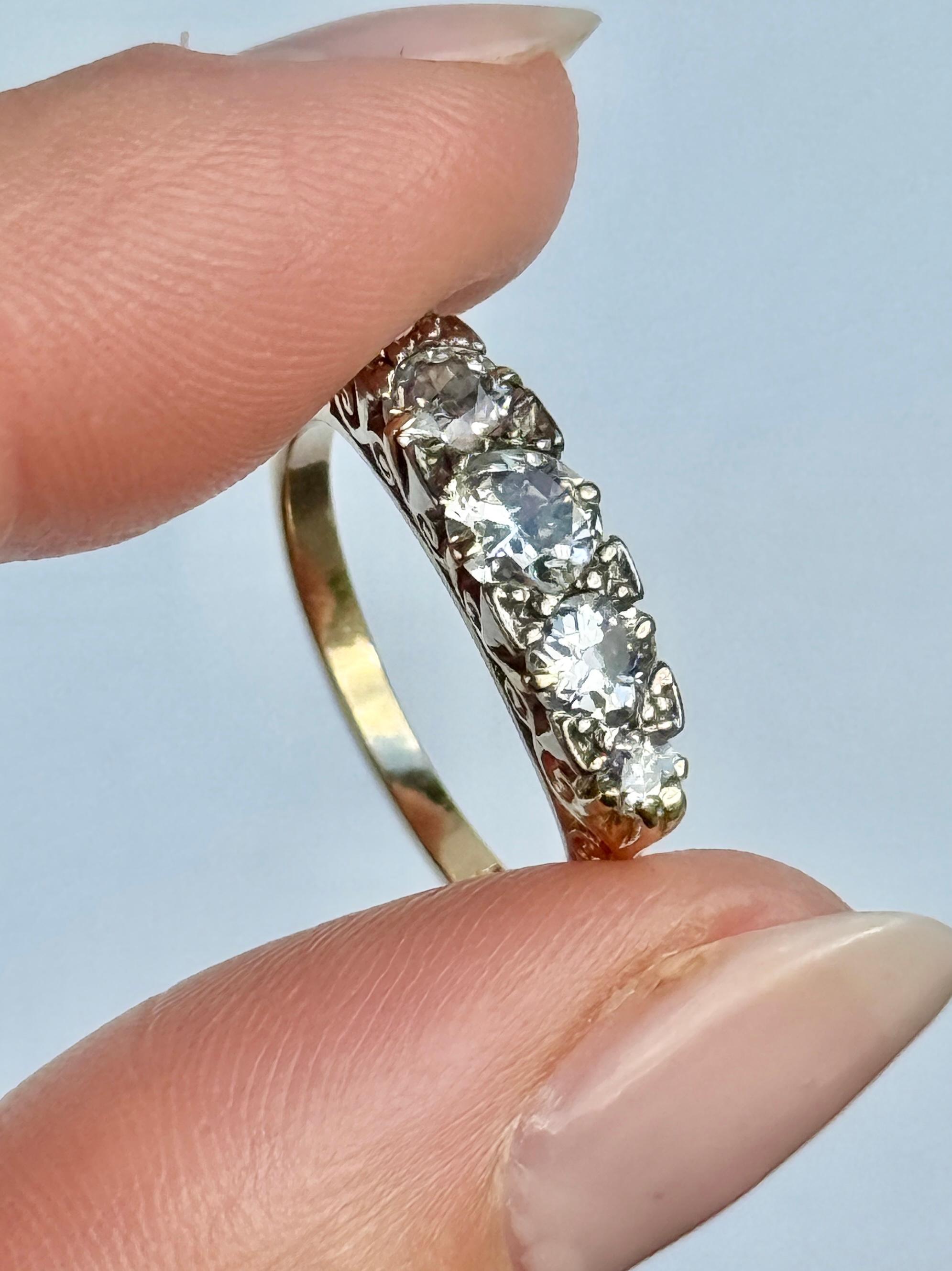 In questo anello in oro 18 carati sono incastonati cinque diamanti. Il totale dei diamanti di questo anello è di 95pts. Il diamante è inoltre incastonato con coppie di punte di diamante tra ogni pietra. I diamanti sono puliti e brillanti e hanno un