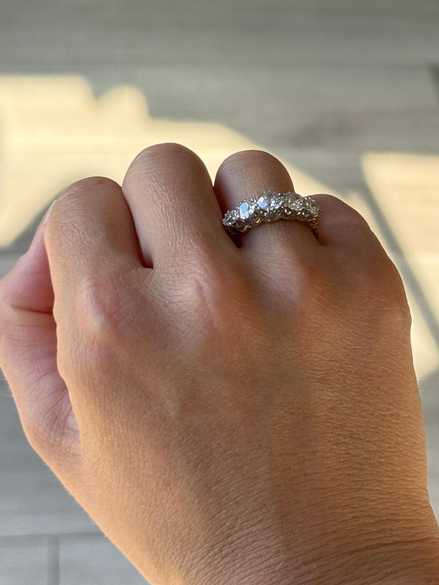 Edoardiano Anello edoardiano con diamante e oro 18 carati a cinque pietre in vendita