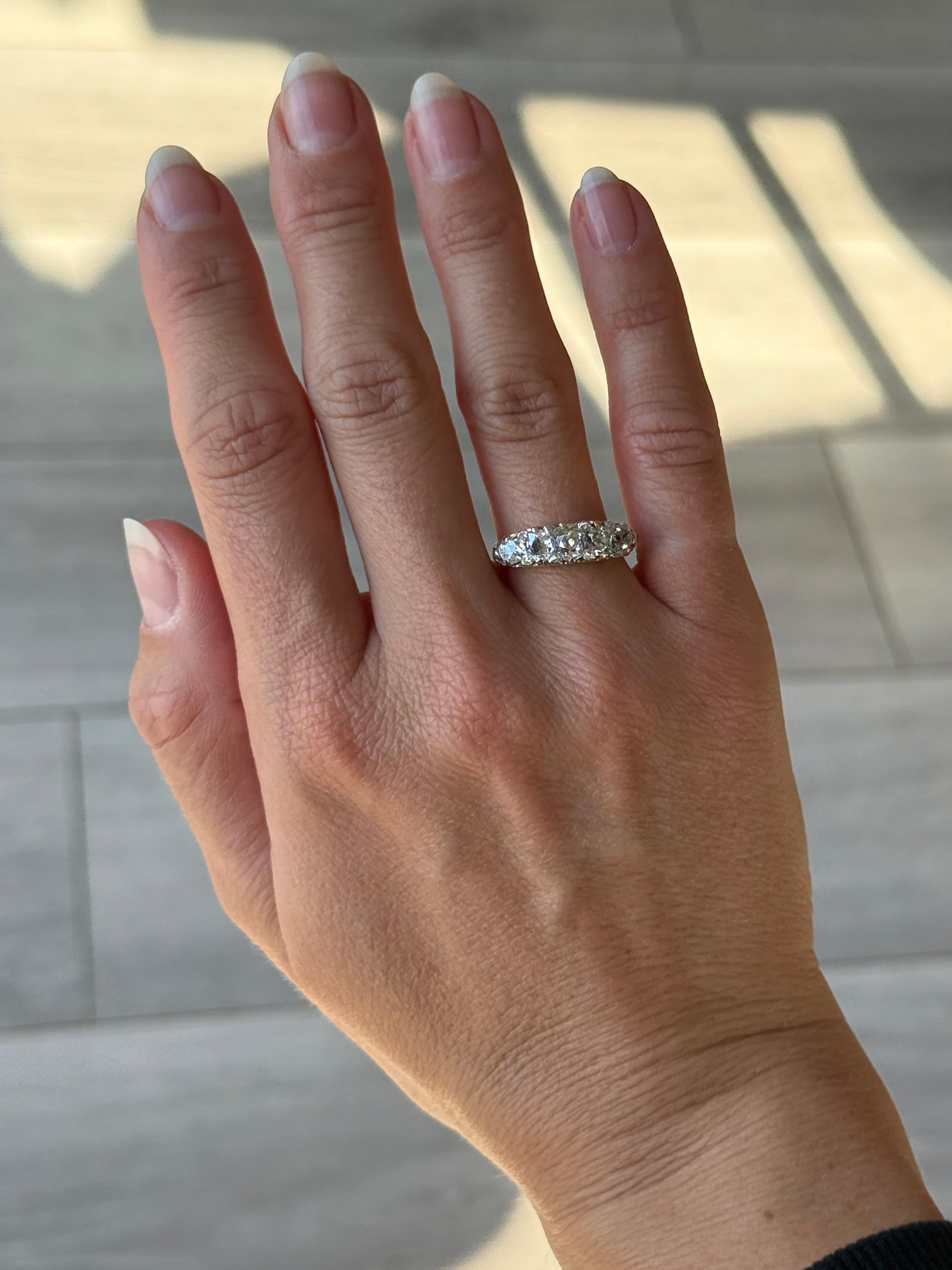 Taglio vecchia miniera Anello edoardiano con diamante e oro 18 carati a cinque pietre in vendita