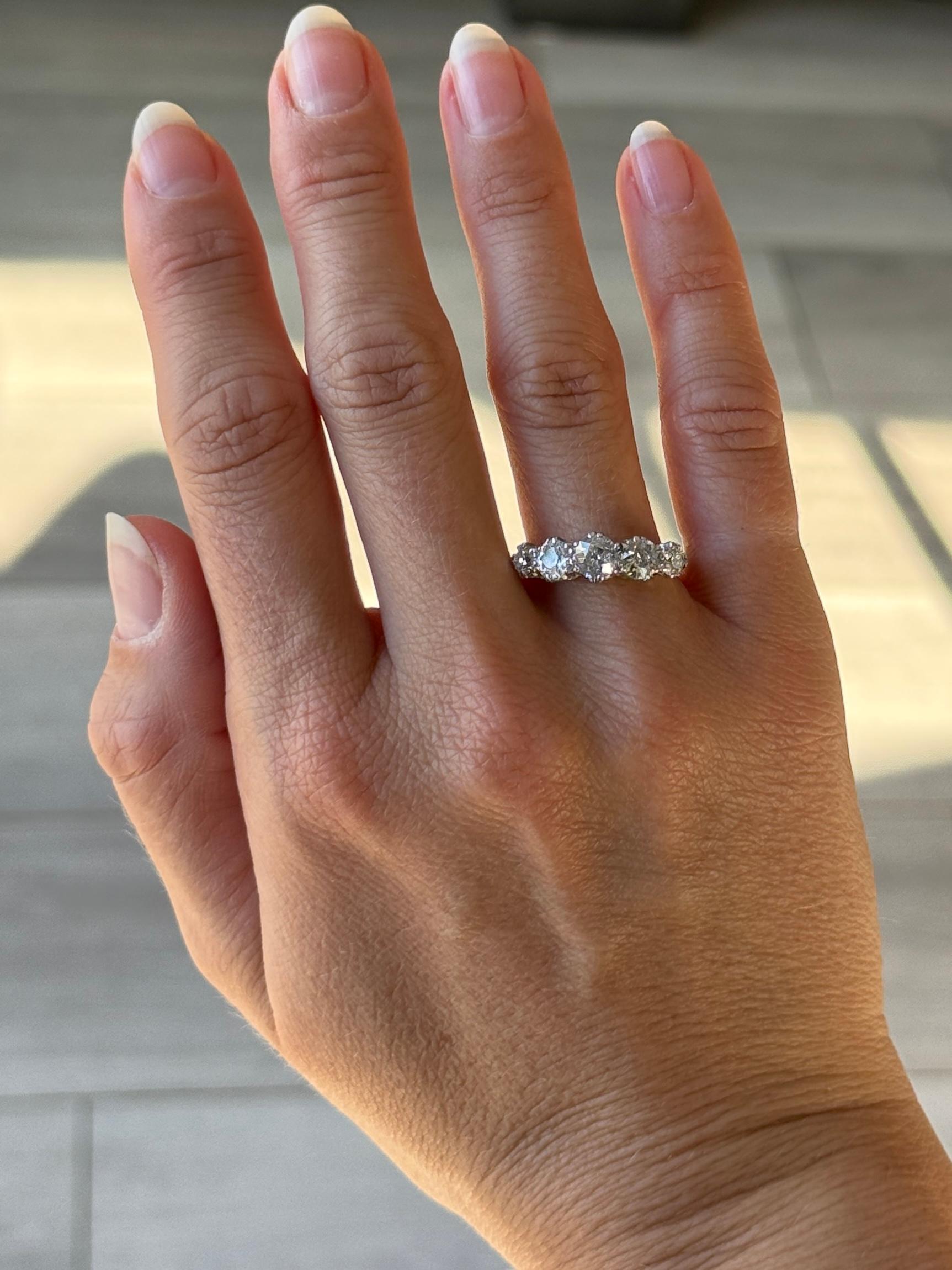 Taglio vecchia miniera Anello edoardiano con diamante e oro 18 carati a cinque pietre in vendita
