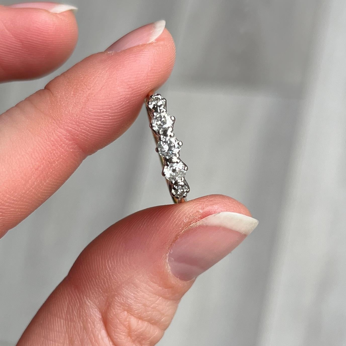 Classico anello graduato con cinque pietre di diamante modellato in oro 18ct. Il totale dei diamanti è di circa 45pts e incastonato in platino. 

Misura dell'anello: N 1/2 o 7 
Larghezza: 4 mm
Altezza dal dito: 6 mm

Peso: 2,7 g