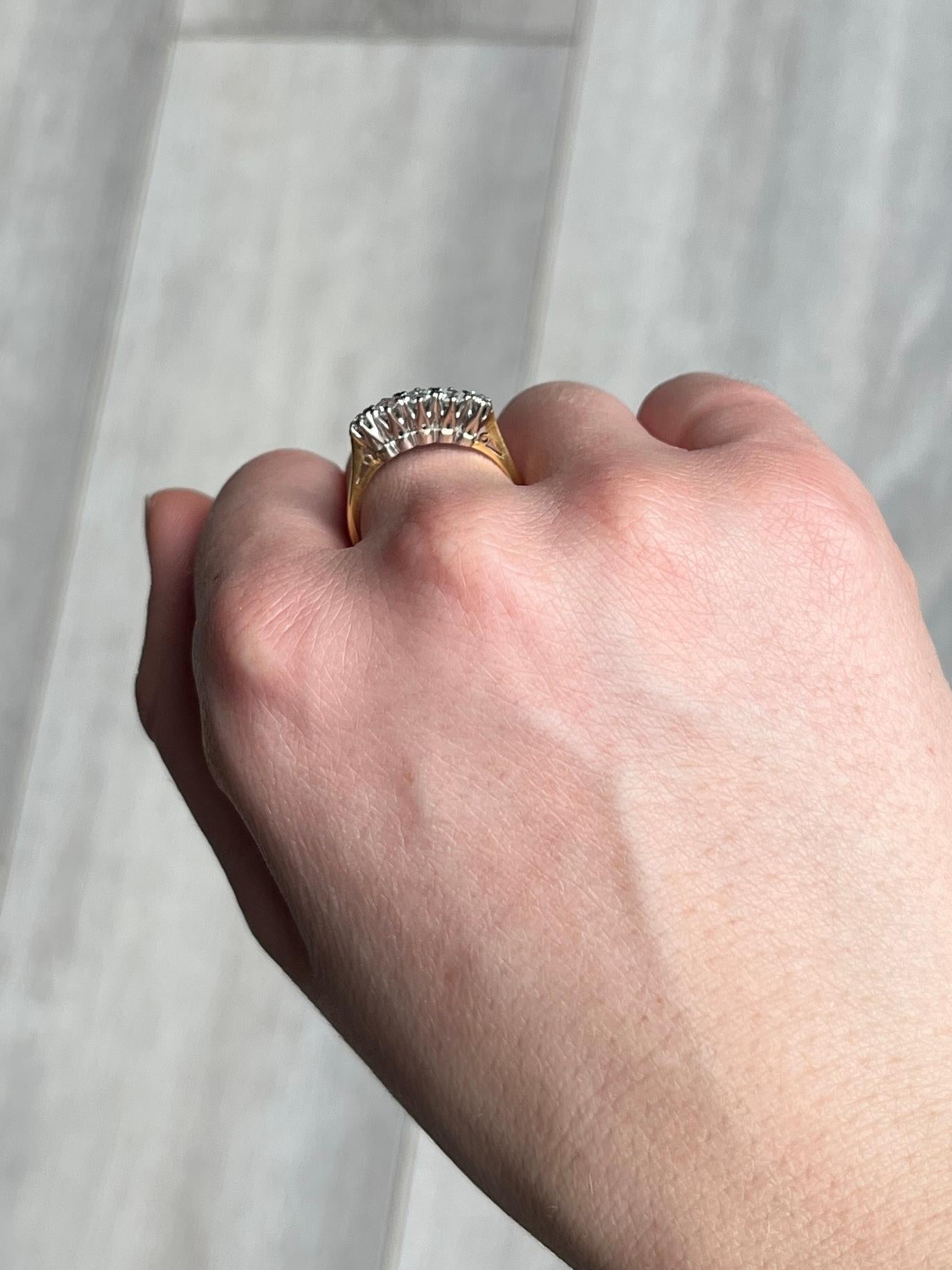 Fünf-Stein-Ring aus 18 Karat Gold mit Diamanten im Edwardianischen Stil (Rundschliff) im Angebot