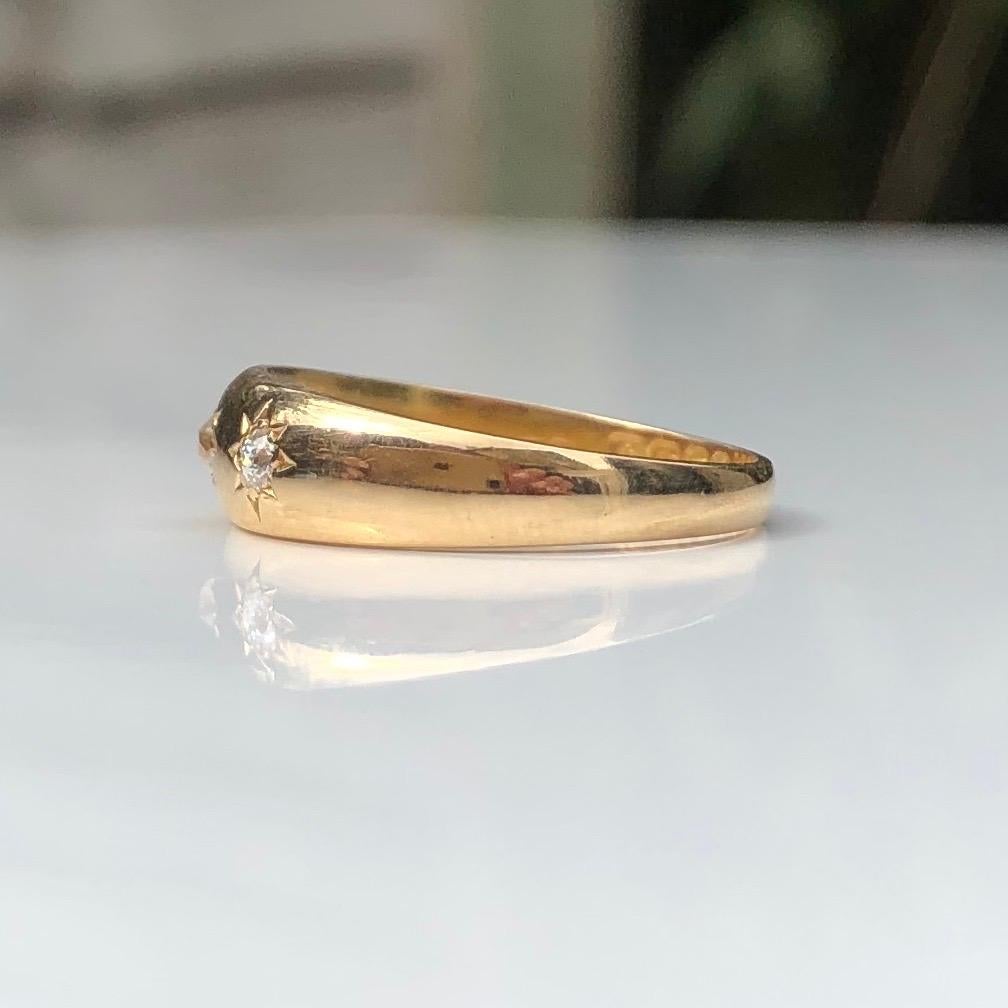 This gypsy ring holds three diamonds totalling approx 15pts and these are set in star settings. The glossy gold band is modelled in 18ct gold and made in London, England.

Ring Size: L or 5 3/4
Band Width: 5mm

Weight: 3.3g