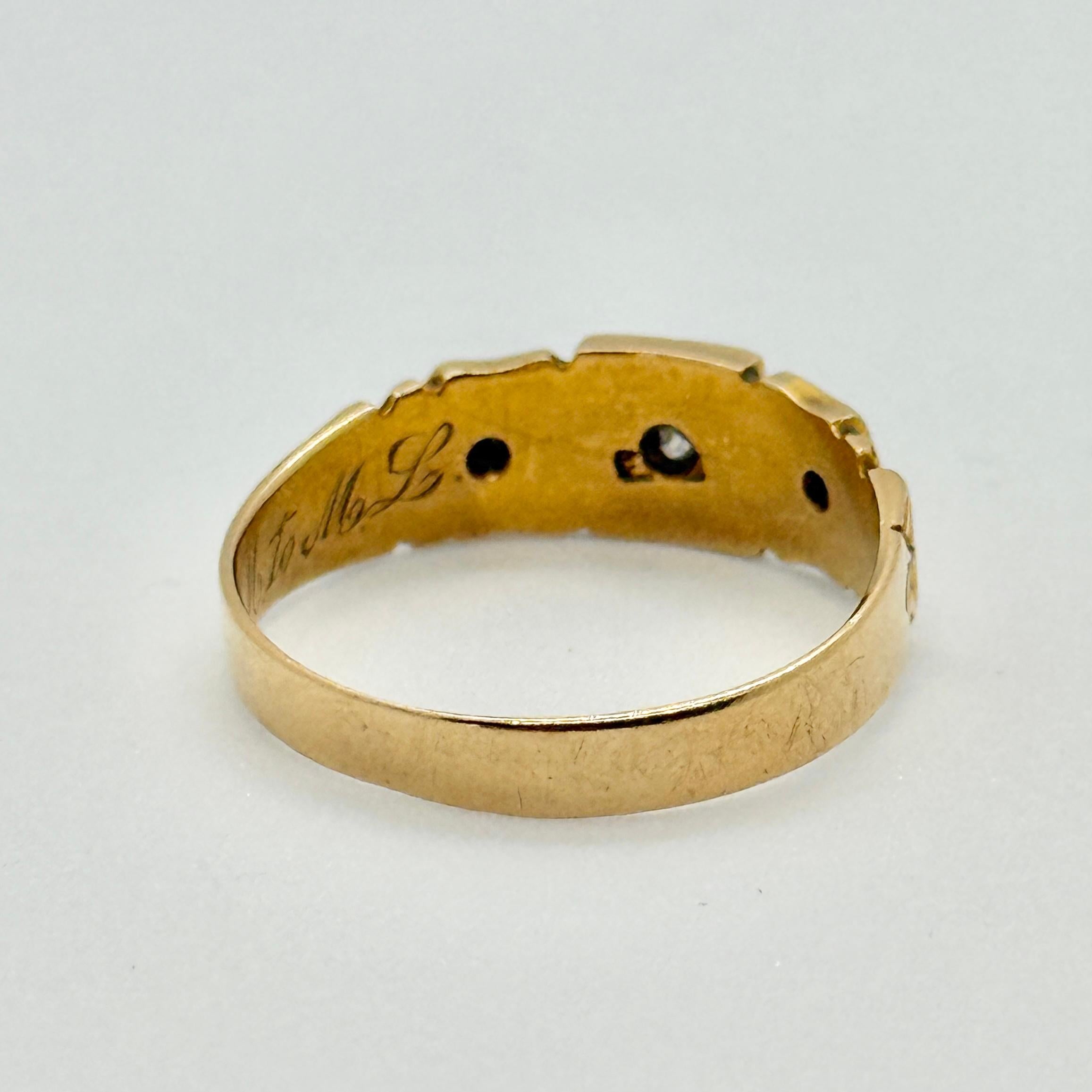 Questa splendida fascia in oro 18 ct contiene tre diamanti. Il totale dei diamanti di questo anello è  9pts.  Marchio Chester 1900. All'interno della fascia c'è un'incisione che recita J.M. A. L..

Misura dell'anello: P 1/2 o 8 
Larghezza della
