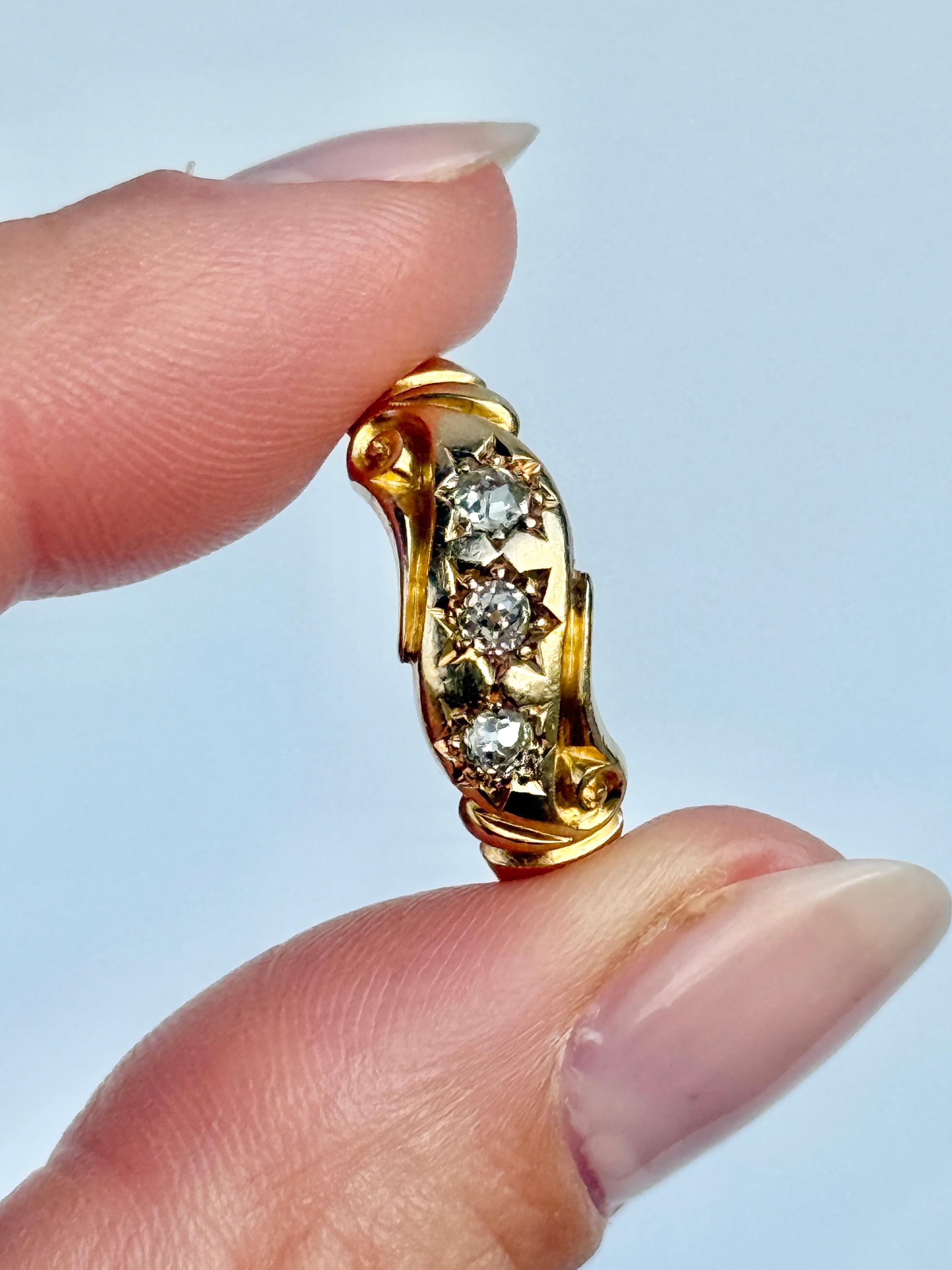 Questa splendida fascia in oro 18 ct contiene tre diamanti e ha un dettaglio a volute. Il totale dei diamanti di questo anello è di 21 punti.  Marchio Chester 1905.

Misura dell'anello: N 1/2 o 7
Larghezza della banda: 8 mm 
Altezza dal dito: 2