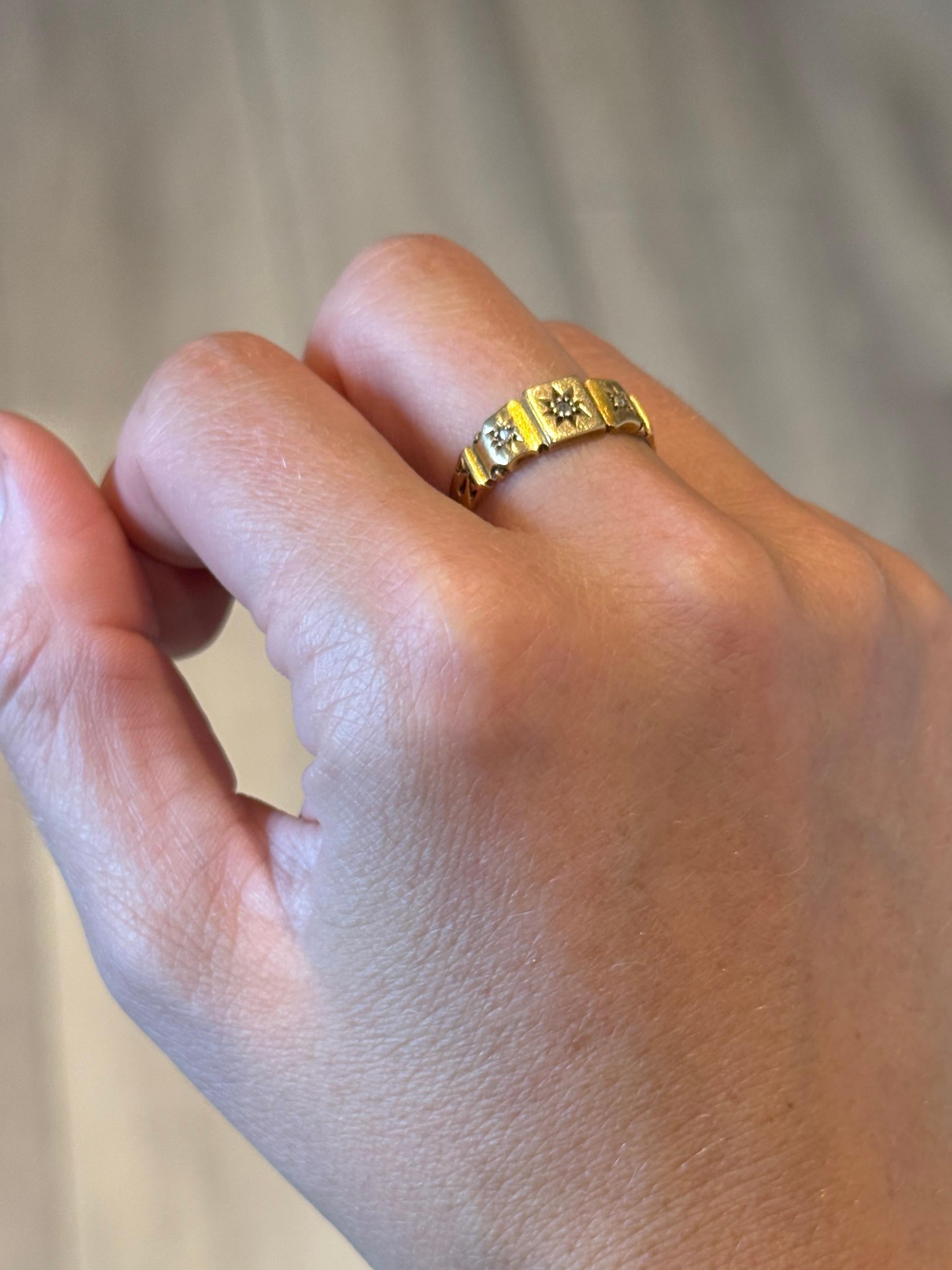 Taglio rotondo Anello edoardiano con diamante e incastonatura a stella in oro 18 carati in vendita