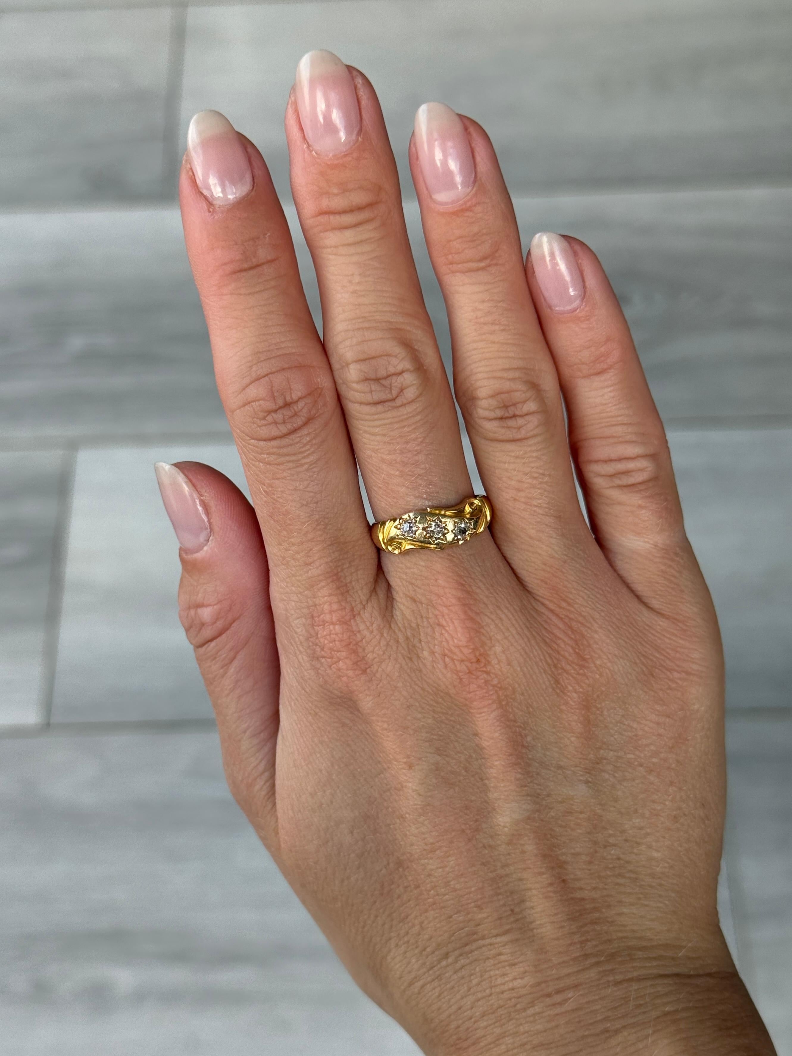 Taglio rotondo Anello edoardiano con diamante e incastonatura a stella in oro 18 carati in vendita
