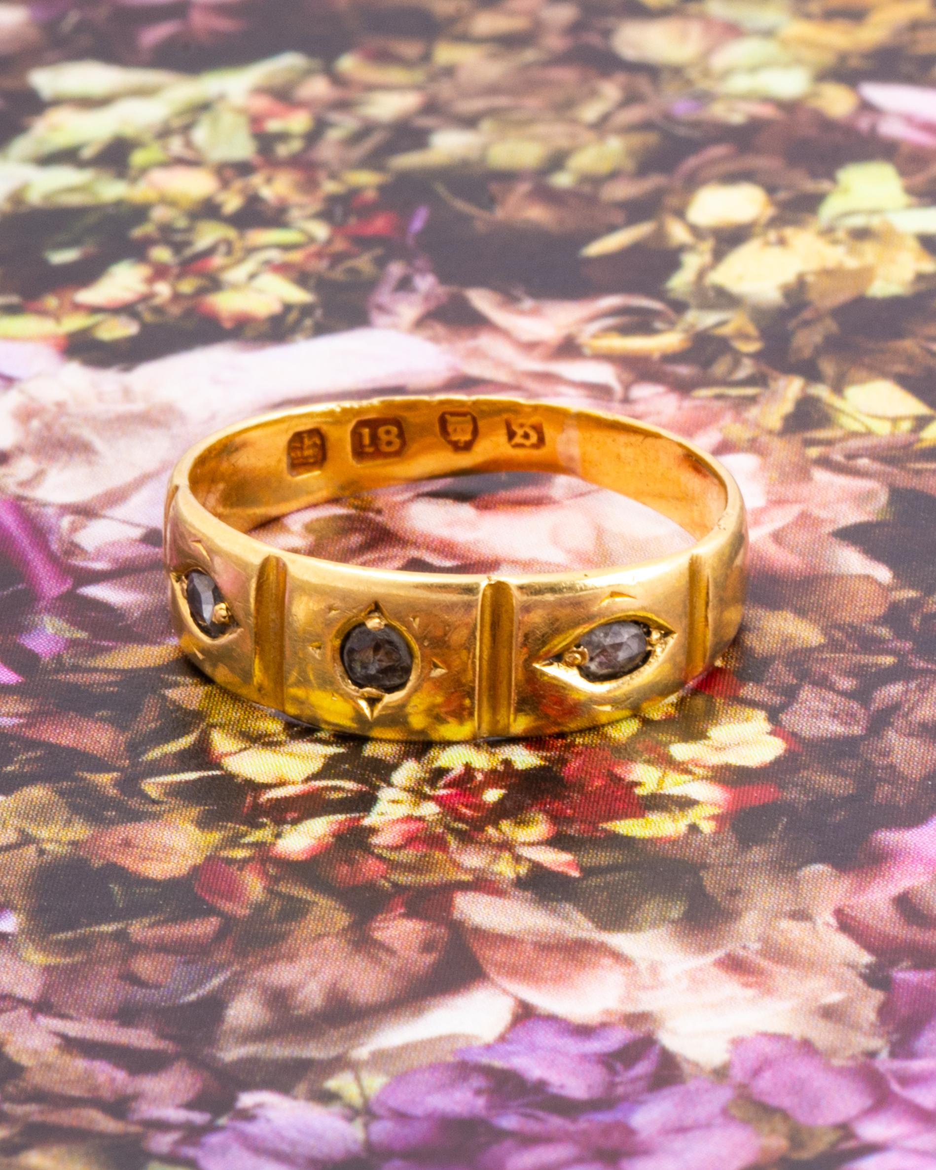 Edwardian Diamond and 18 Carat Gold Three-Stone Band In Good Condition In Chipping Campden, GB