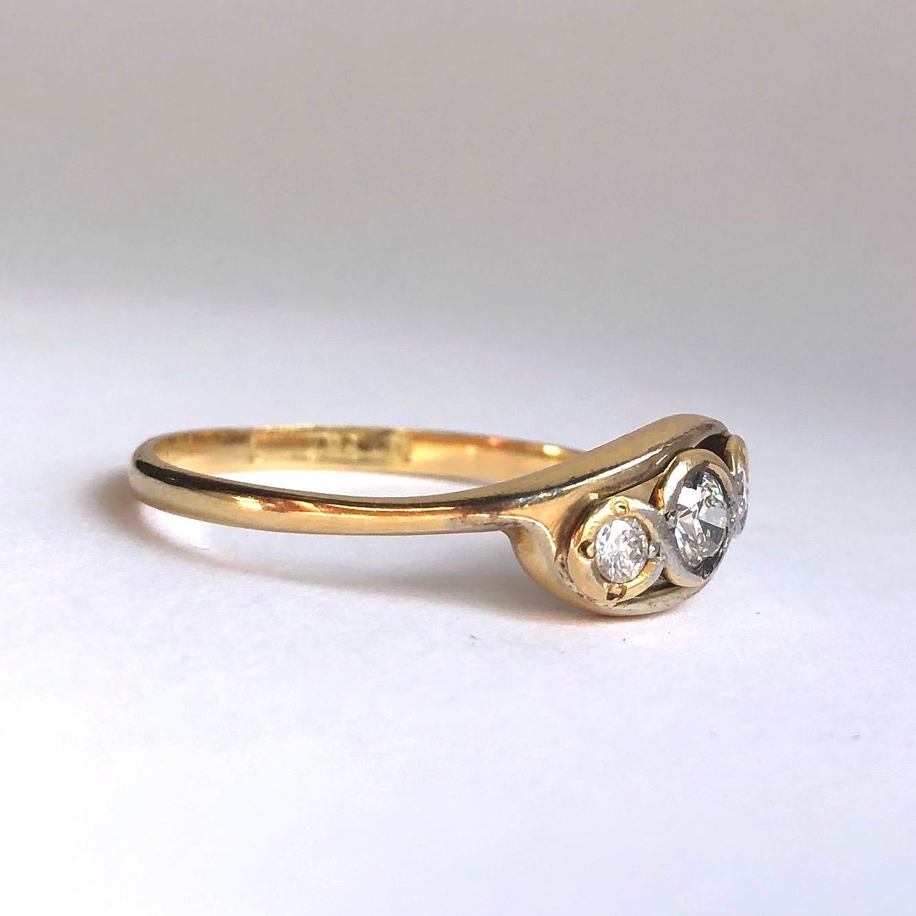 Die schimmernden Diamanten im alten europäischen Schliff sind bündig in das Kreuzband aus 18 Karat Gold eingefasst.

Ringgröße: W oder 11
Breite: 6 mm

Gewicht: 2,69g