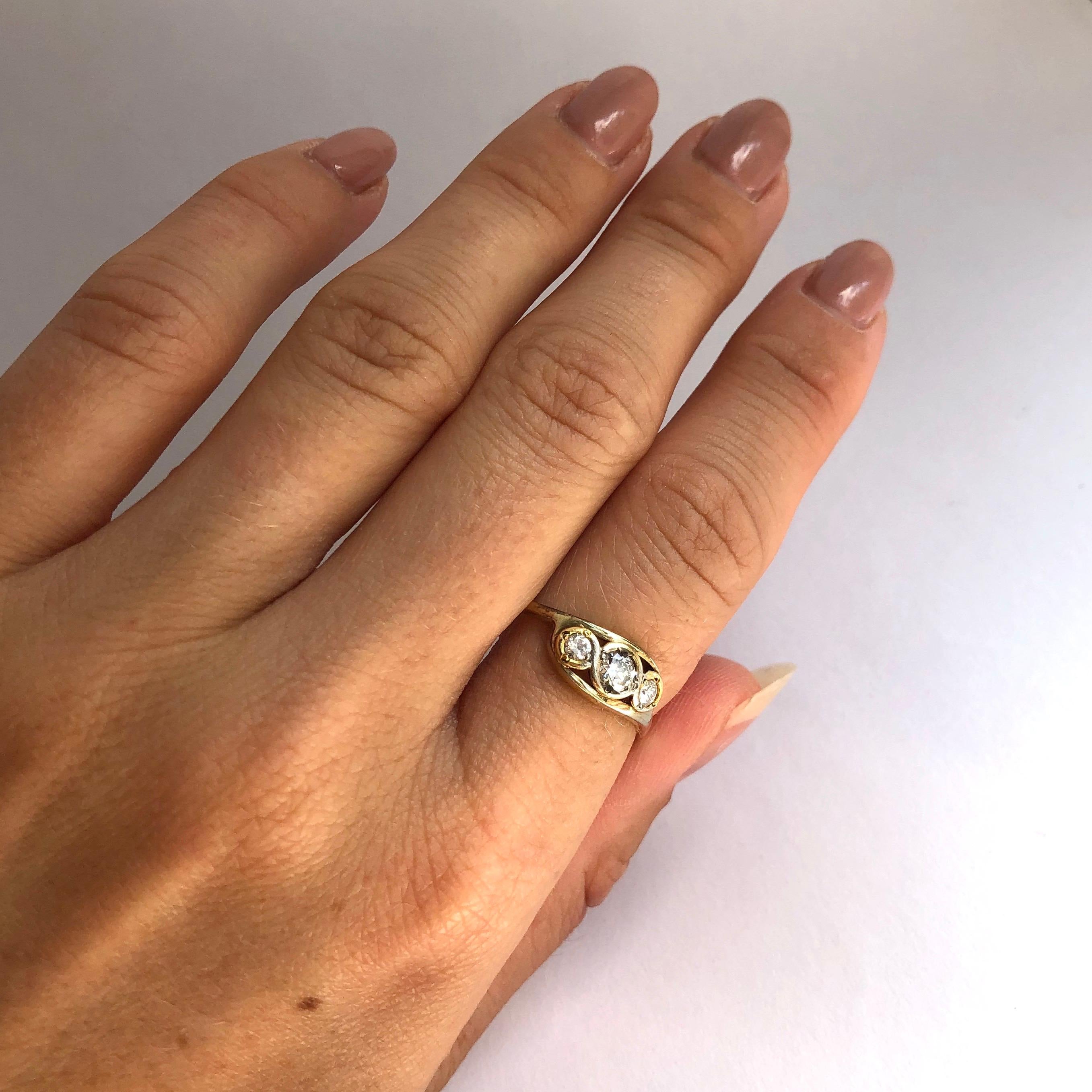 Dreisteiniger viktorianischer Diamant- und 18 Karat Gold-Kreuzring im Zustand „Gut“ im Angebot in Chipping Campden, GB