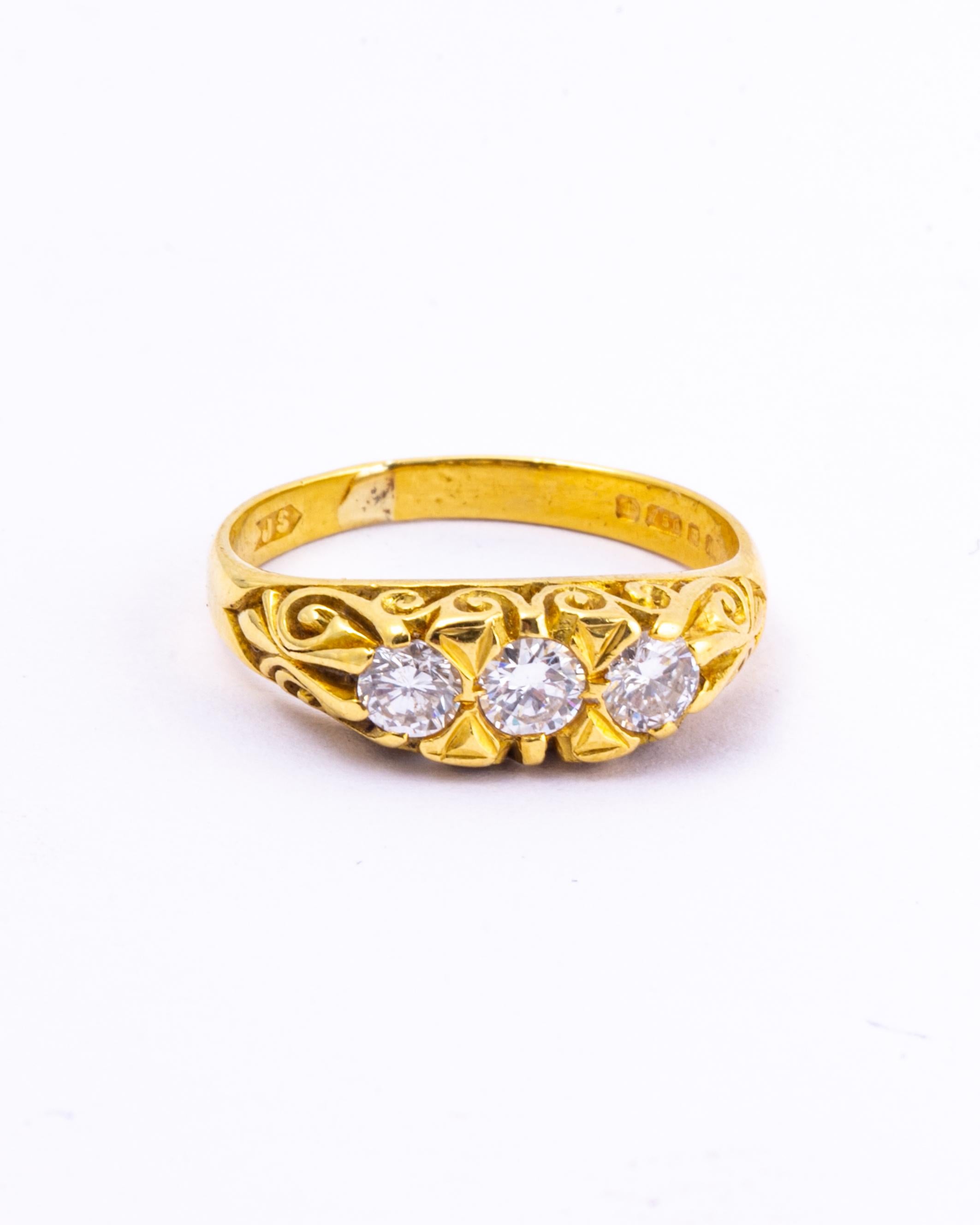 Il design di questo anello è un classico senza tempo. I tre diamanti ammontano a circa 50pt e sono tutti incastonati nella montatura ornata. I diamanti sono luminosi e meravigliosamente scintillanti e l'anello è realizzato in oro 18 carati. 