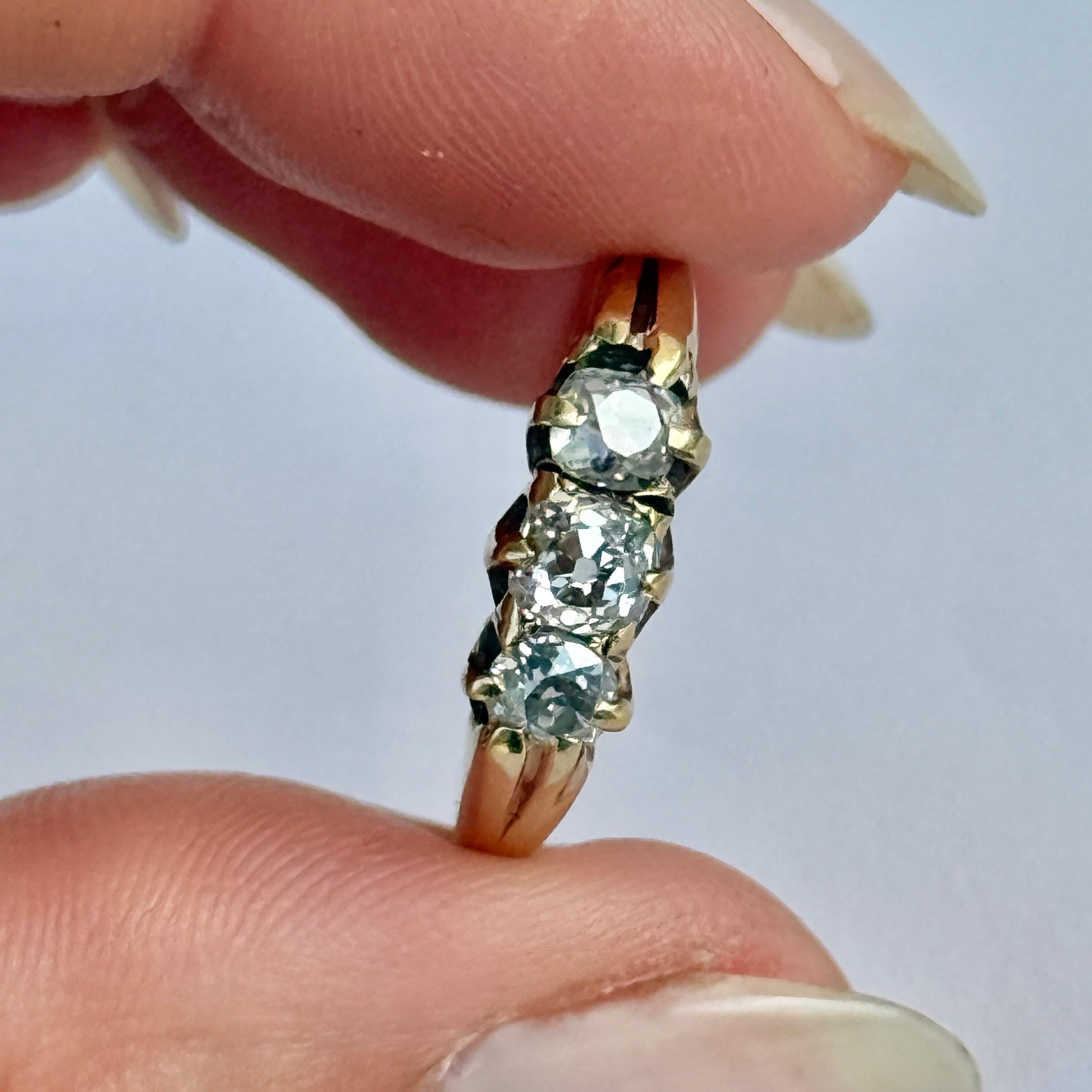 Questo diamante edoardiano a tre pietre contiene tre diamanti per un totale di 75pts ed è modellato in oro giallo 18 carati. 

Misura dell'anello: P 1/2 o 8 
Altezza dal dito: 5 mm

Peso: 4g